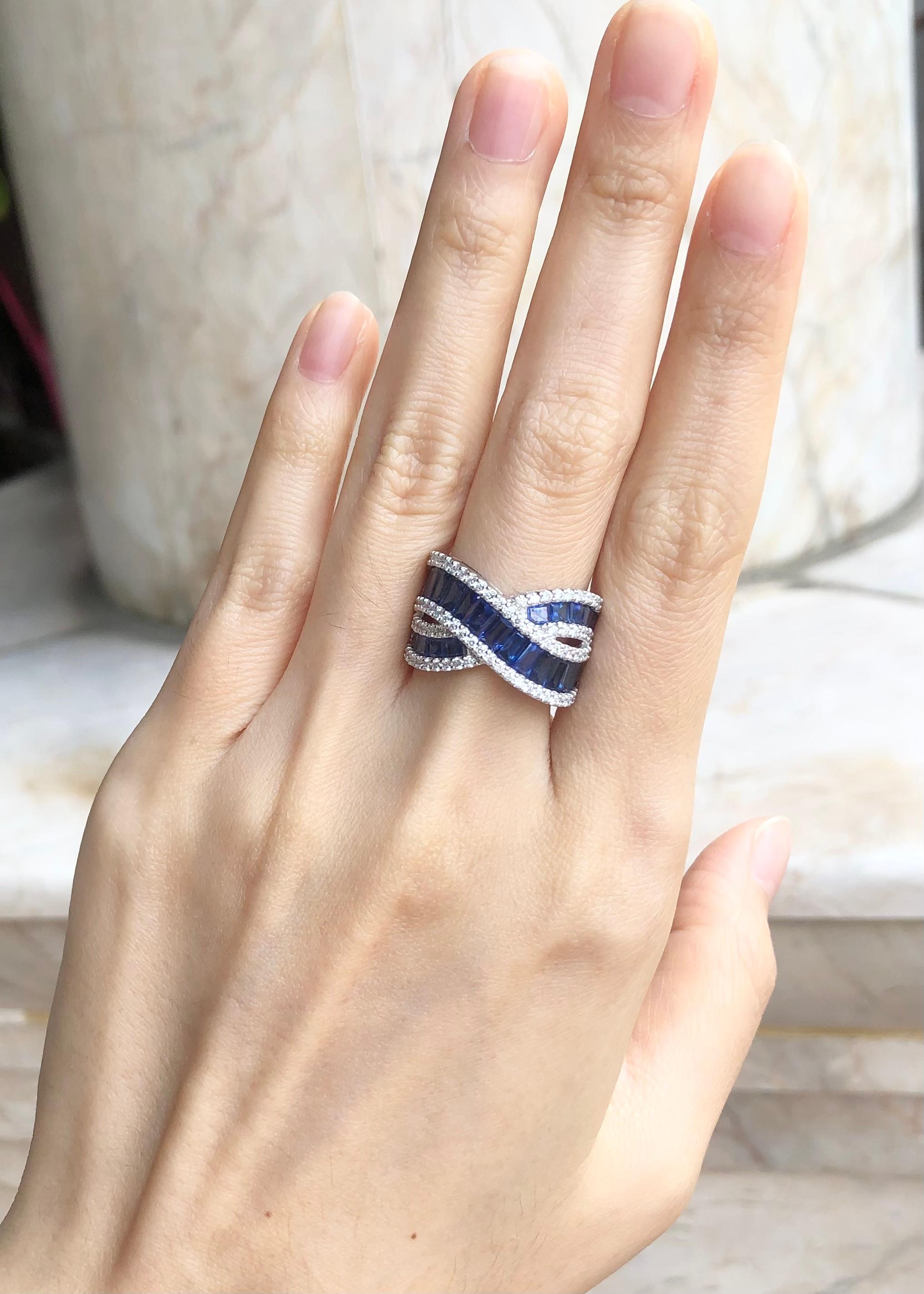 Taille mixte Bague en or blanc 18 carats sertie d'un saphir bleu et de diamants en vente