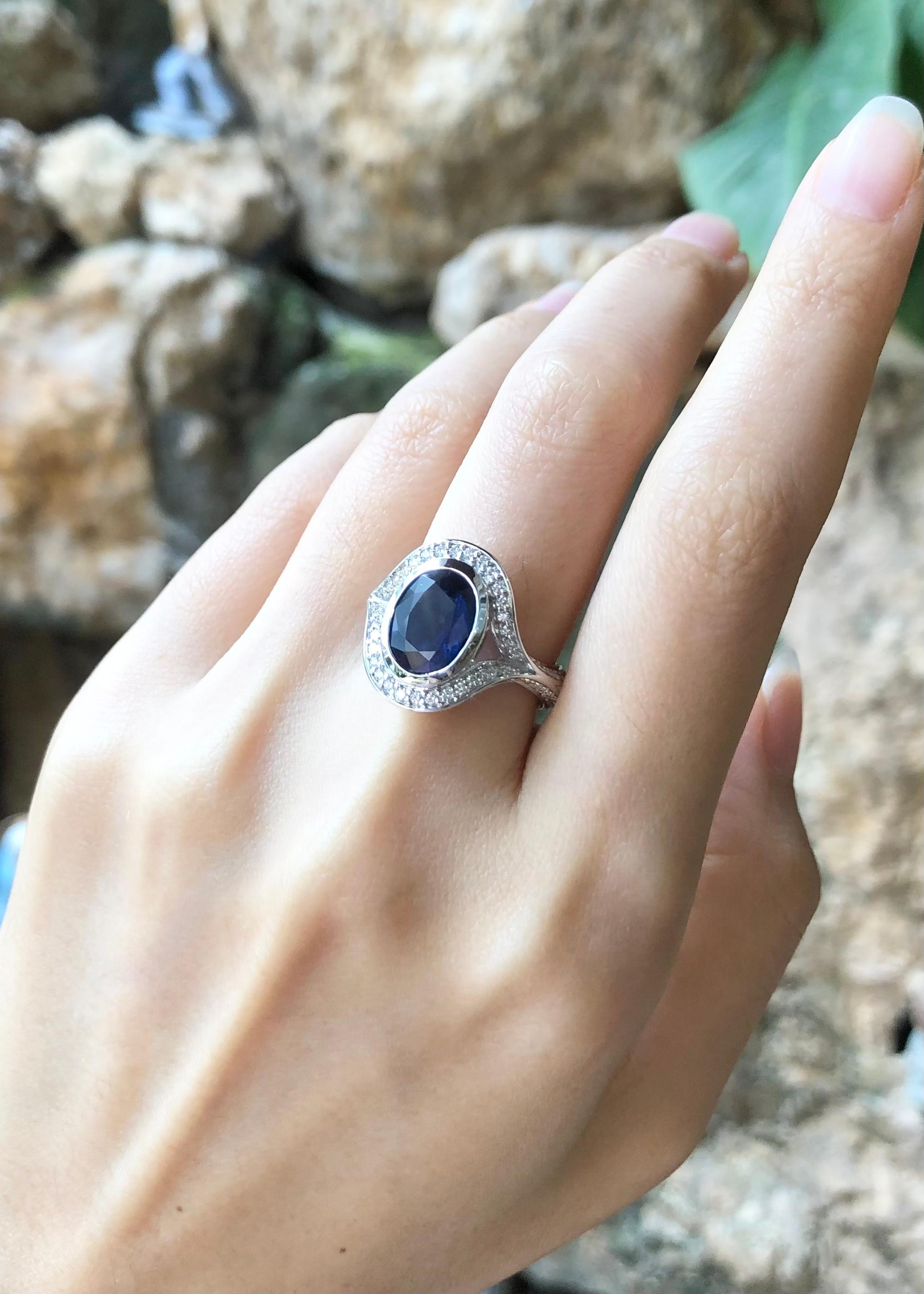 Blauer blauer Saphir mit Diamantring in 18 Karat Weißgoldfassung (Ovalschliff) im Angebot