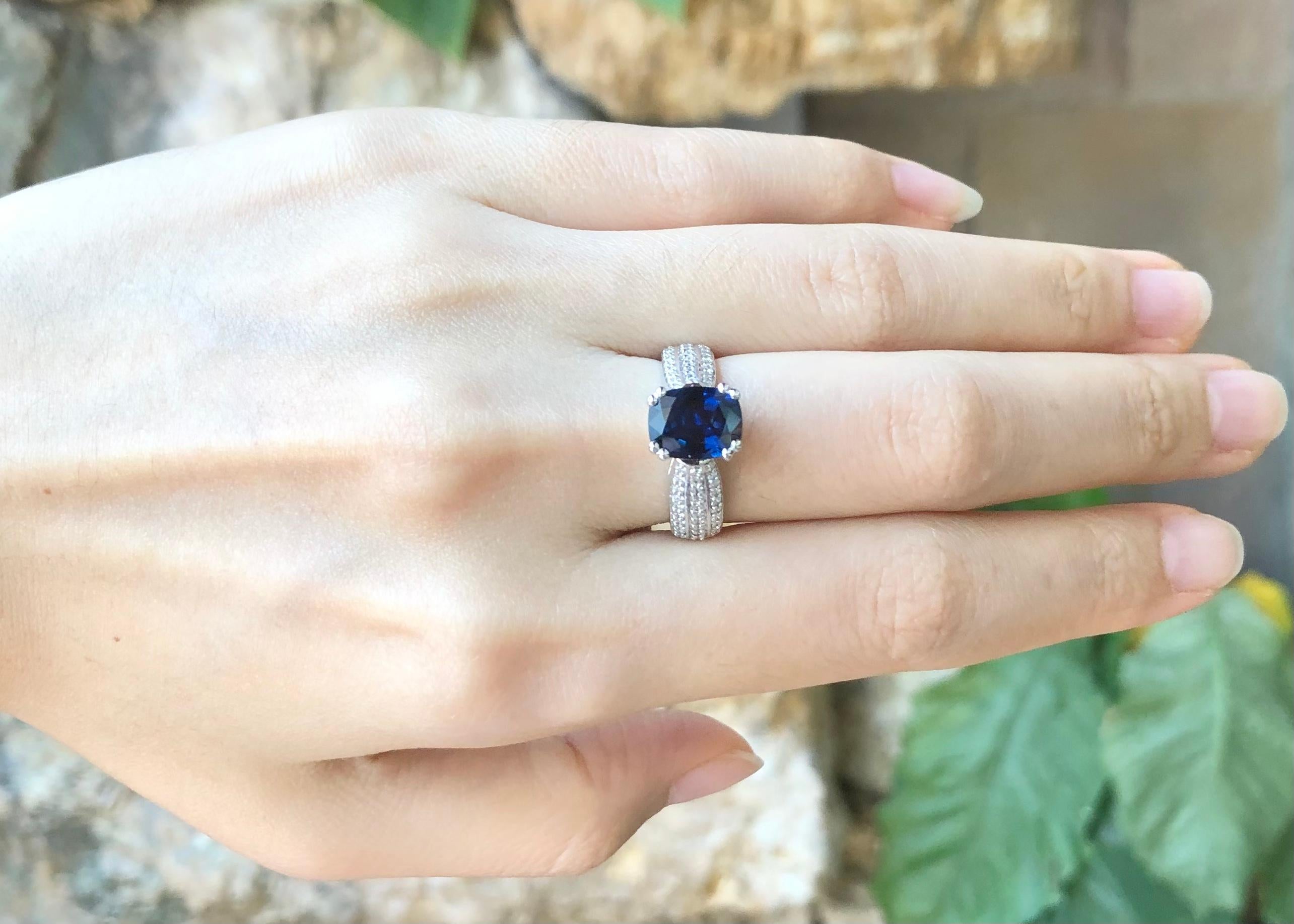 Blauer Saphir mit Diamantring aus 18 Karat Weißgold in Fassungen (Ovalschliff) im Angebot