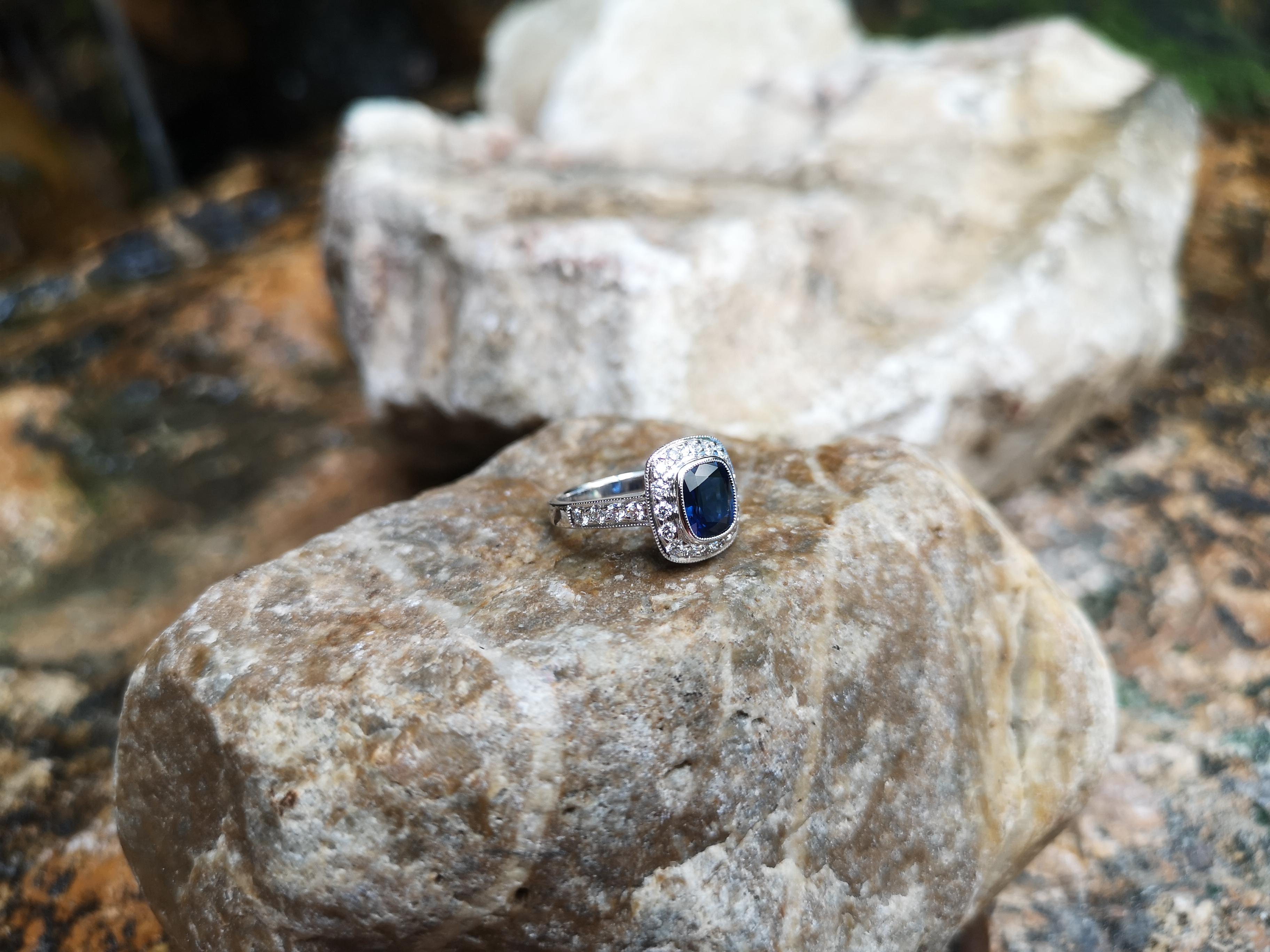 Blauer blauer Saphir mit Diamantring in 18 Karat Weißgoldfassung im Zustand „Neu“ im Angebot in Bangkok, TH