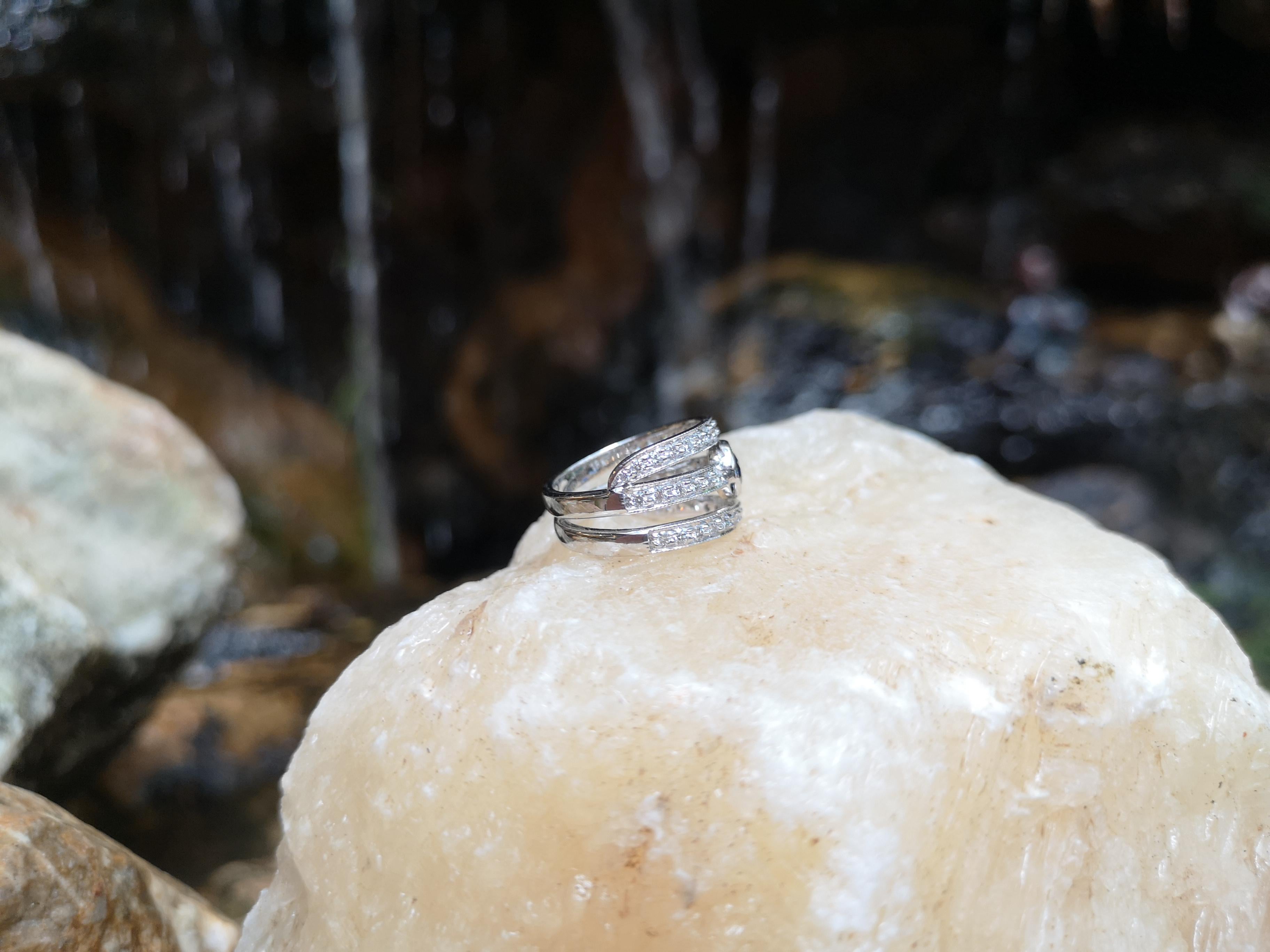 Bague en or blanc 18 carats sertie d'un saphir bleu et de diamants Neuf - En vente à Bangkok, TH