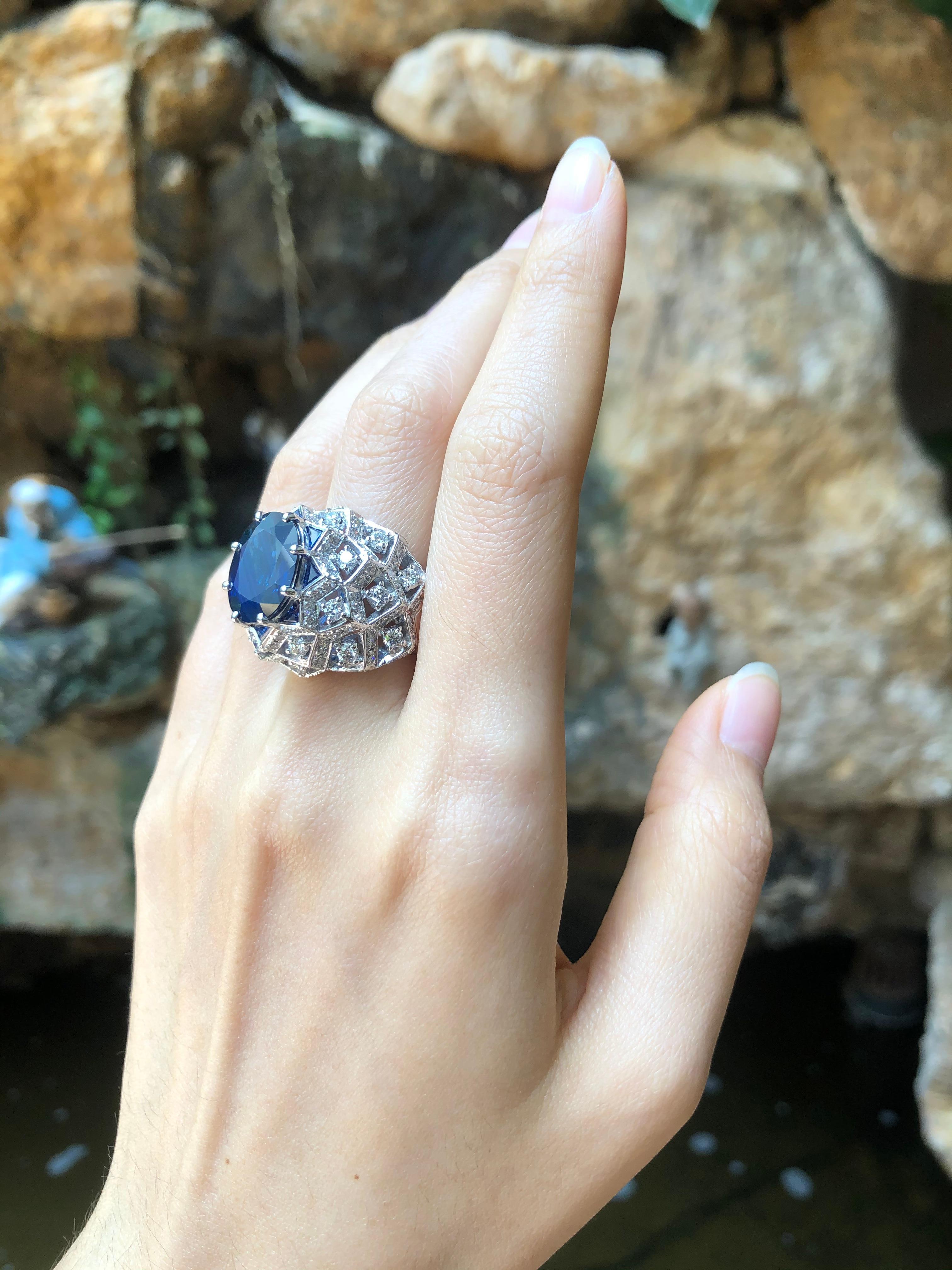 Blue Sapphire with Diamond Ring Set in 18 Karat White Gold Settings In New Condition For Sale In Bangkok, TH