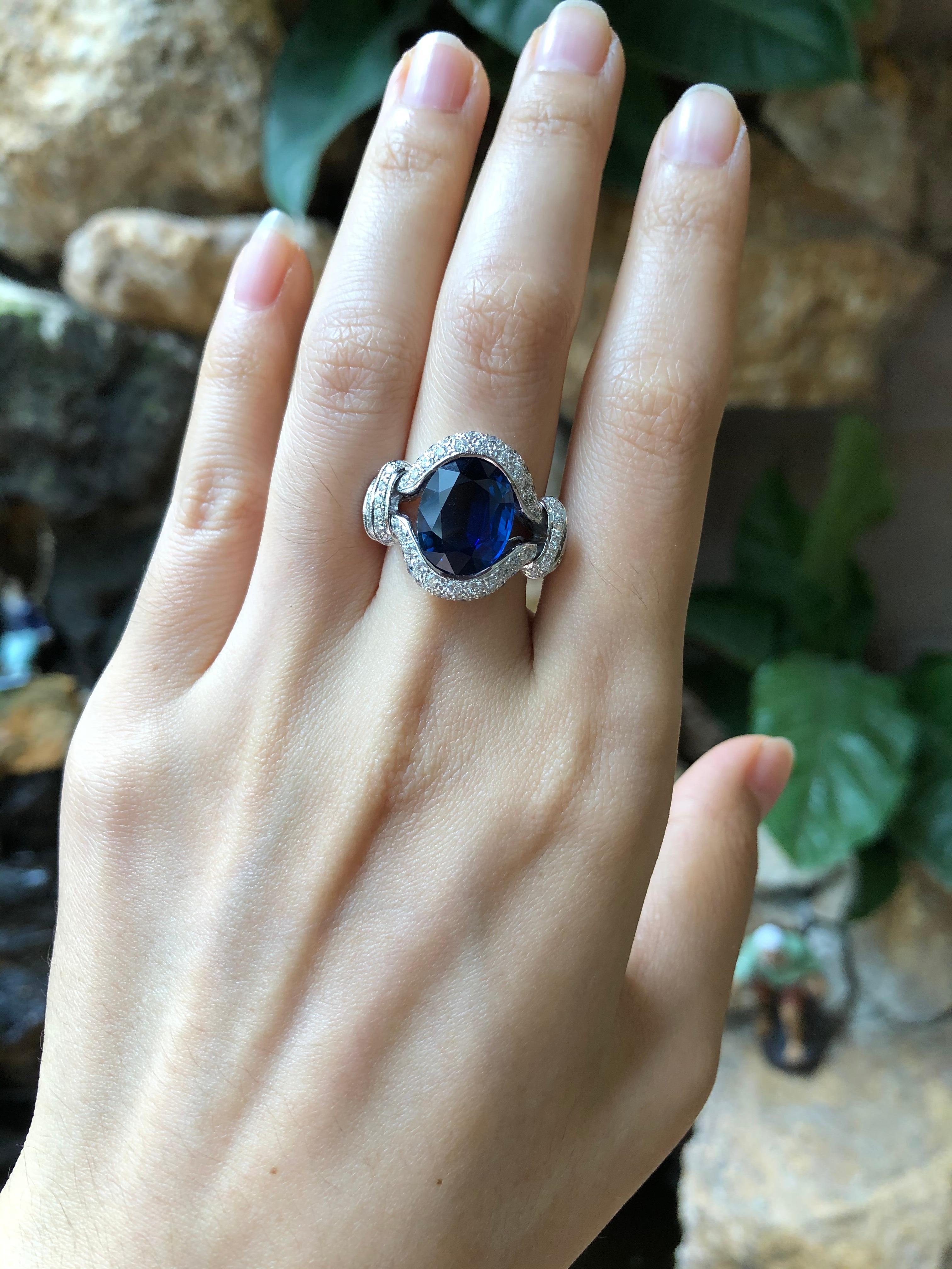 Blauer blauer Saphir mit Diamantring in 18 Karat Weißgoldfassung im Zustand „Neu“ im Angebot in Bangkok, TH