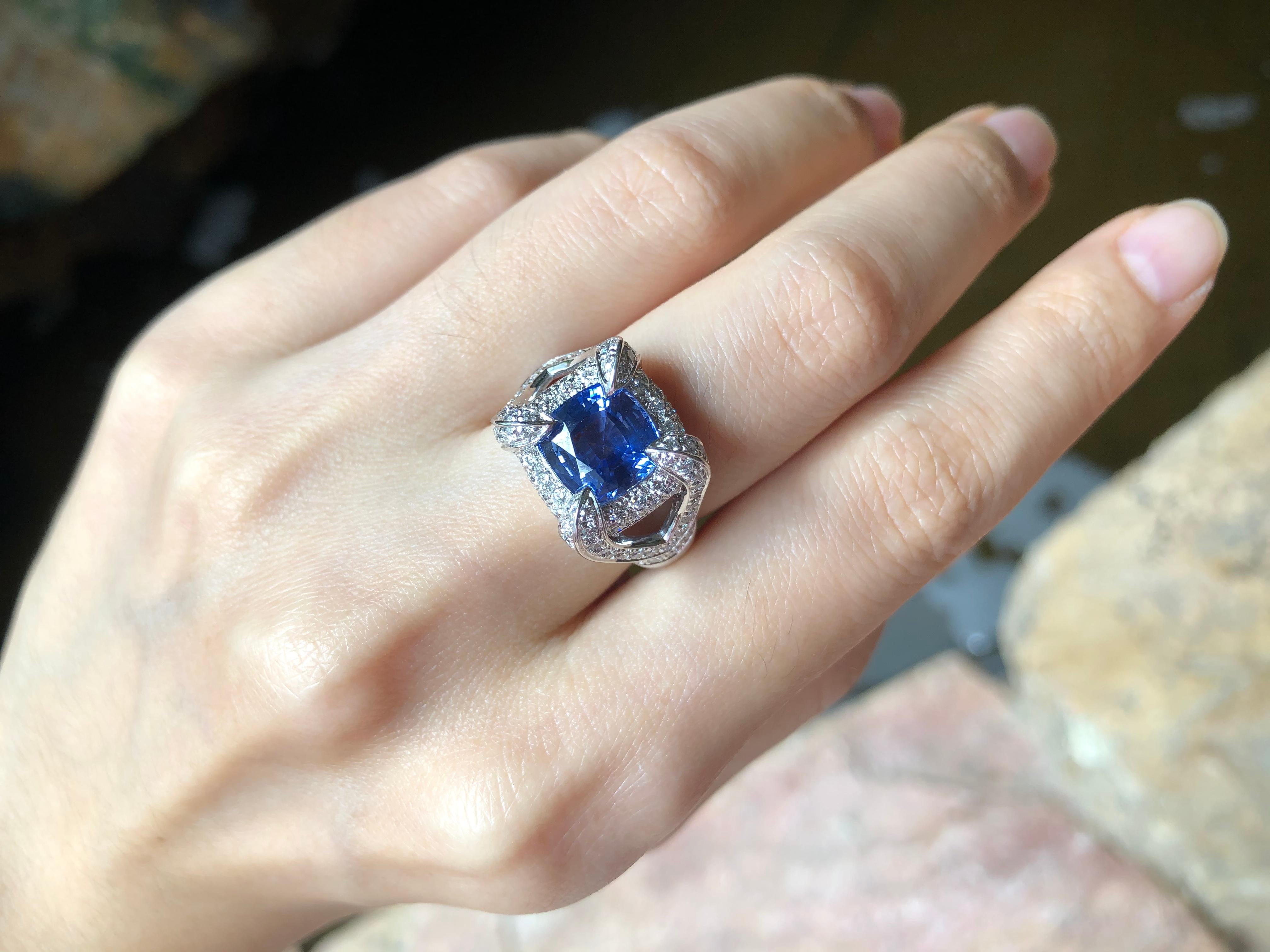Anello con zaffiro blu e diamanti incastonati in oro bianco 18 carati In condizioni Nuovo in vendita a Bangkok, TH