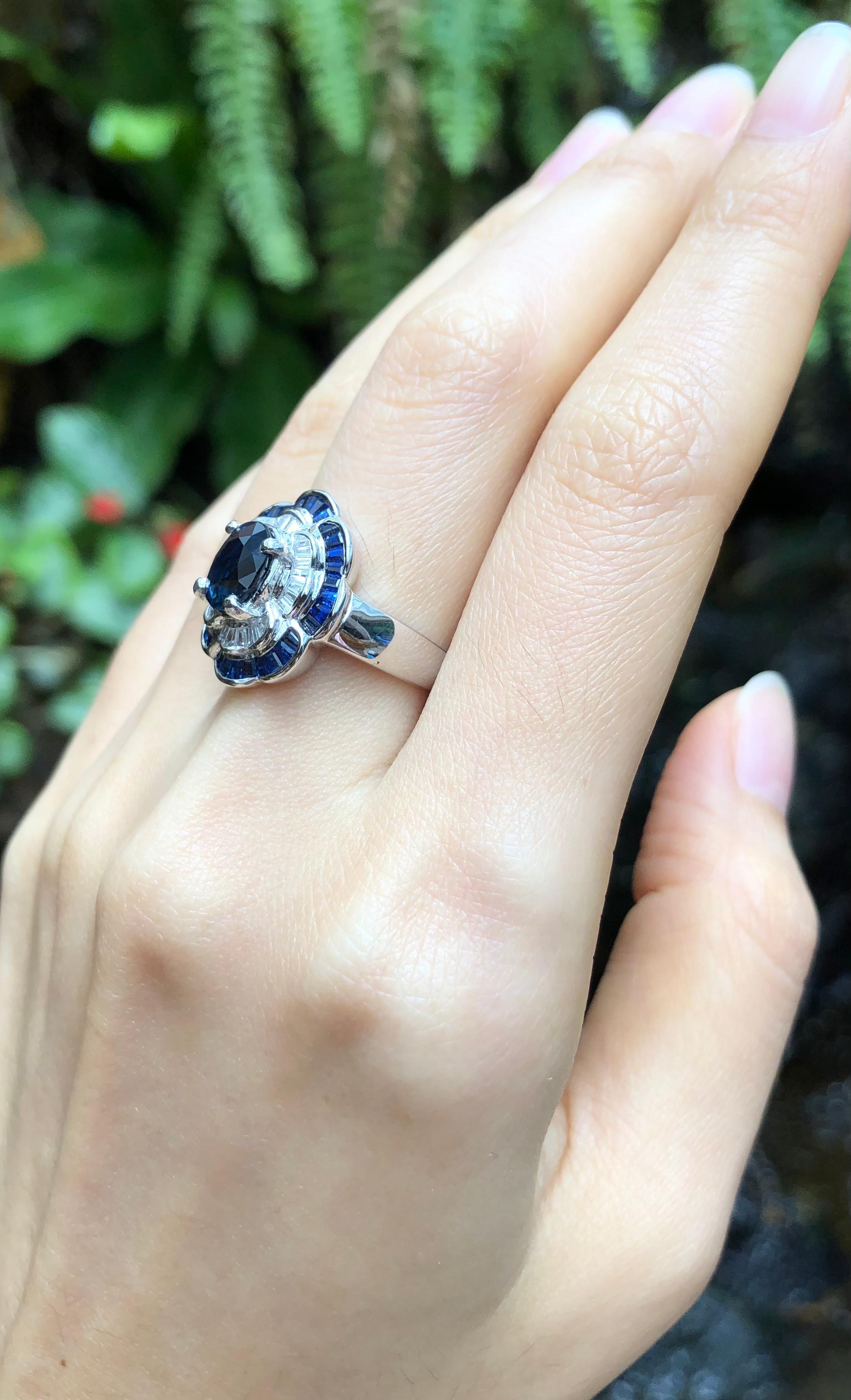 Blue Sapphire with Diamond Ring Set in 18 Karat White Gold Settings In New Condition For Sale In Bangkok, TH