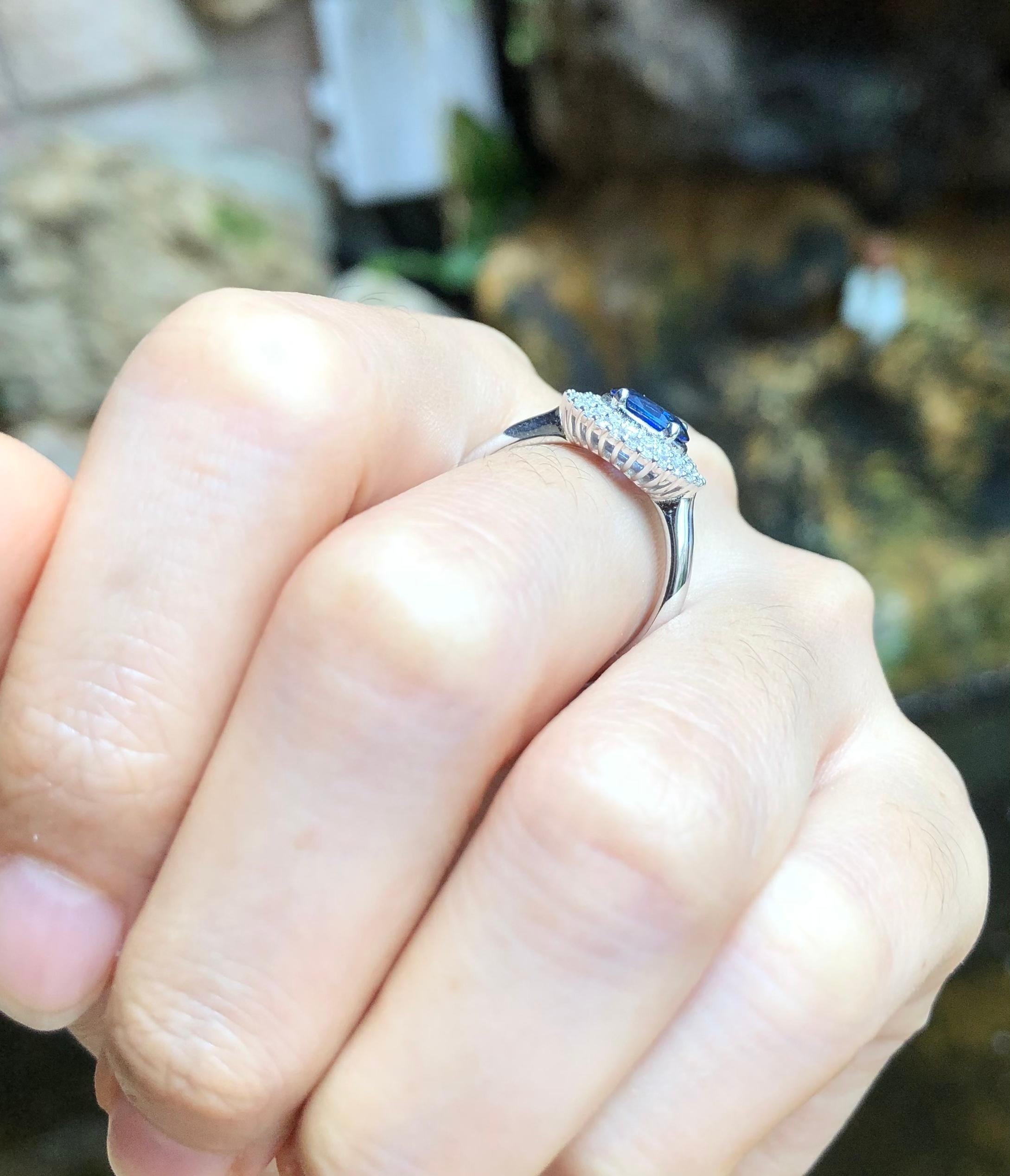 Blauer Saphir mit Diamantring aus 18 Karat Weißgold in Fassungen im Zustand „Neu“ im Angebot in Bangkok, TH
