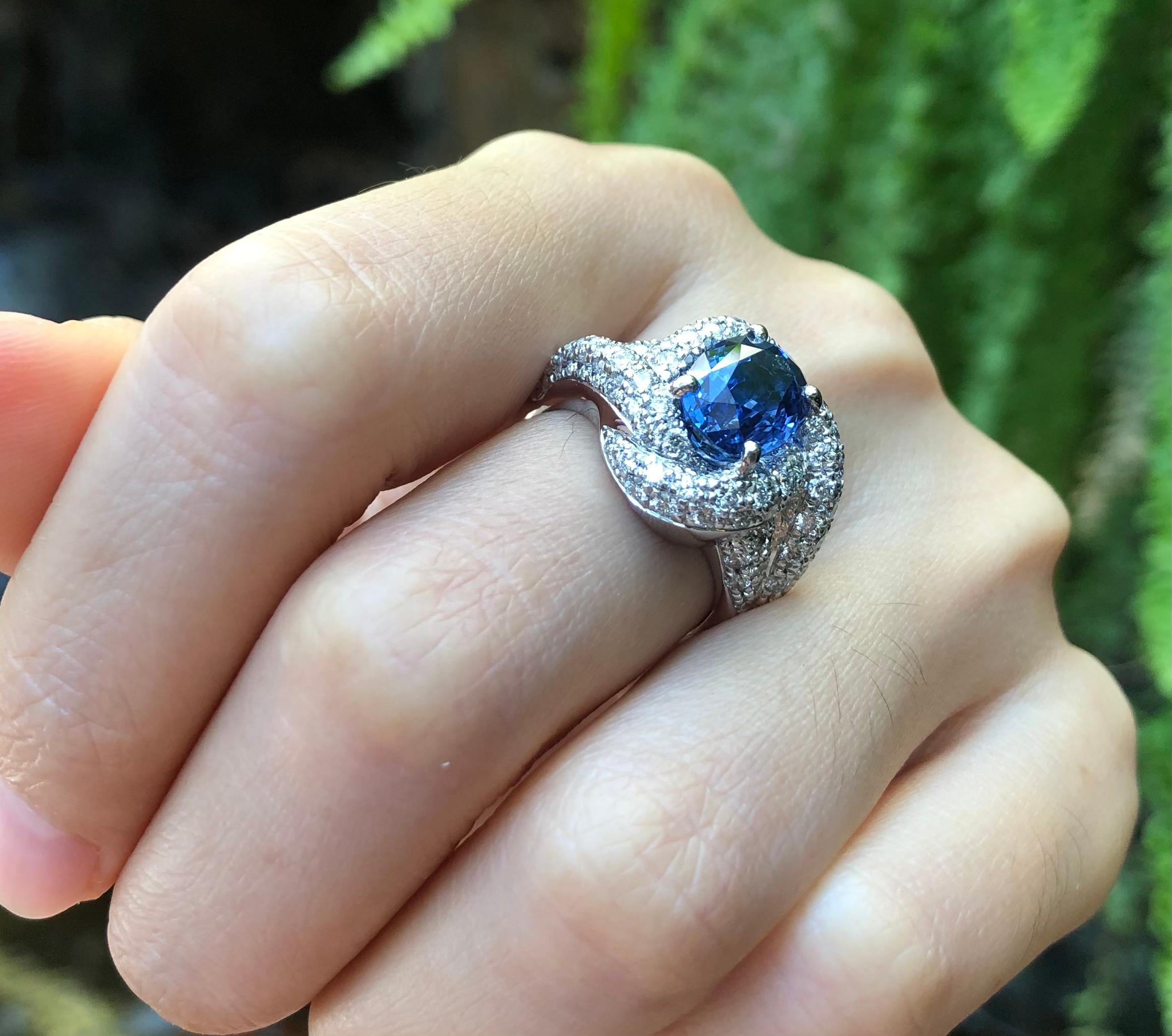 Blue Sapphire with Diamond Ring Set in 18 Karat White Gold Settings In New Condition For Sale In Bangkok, TH