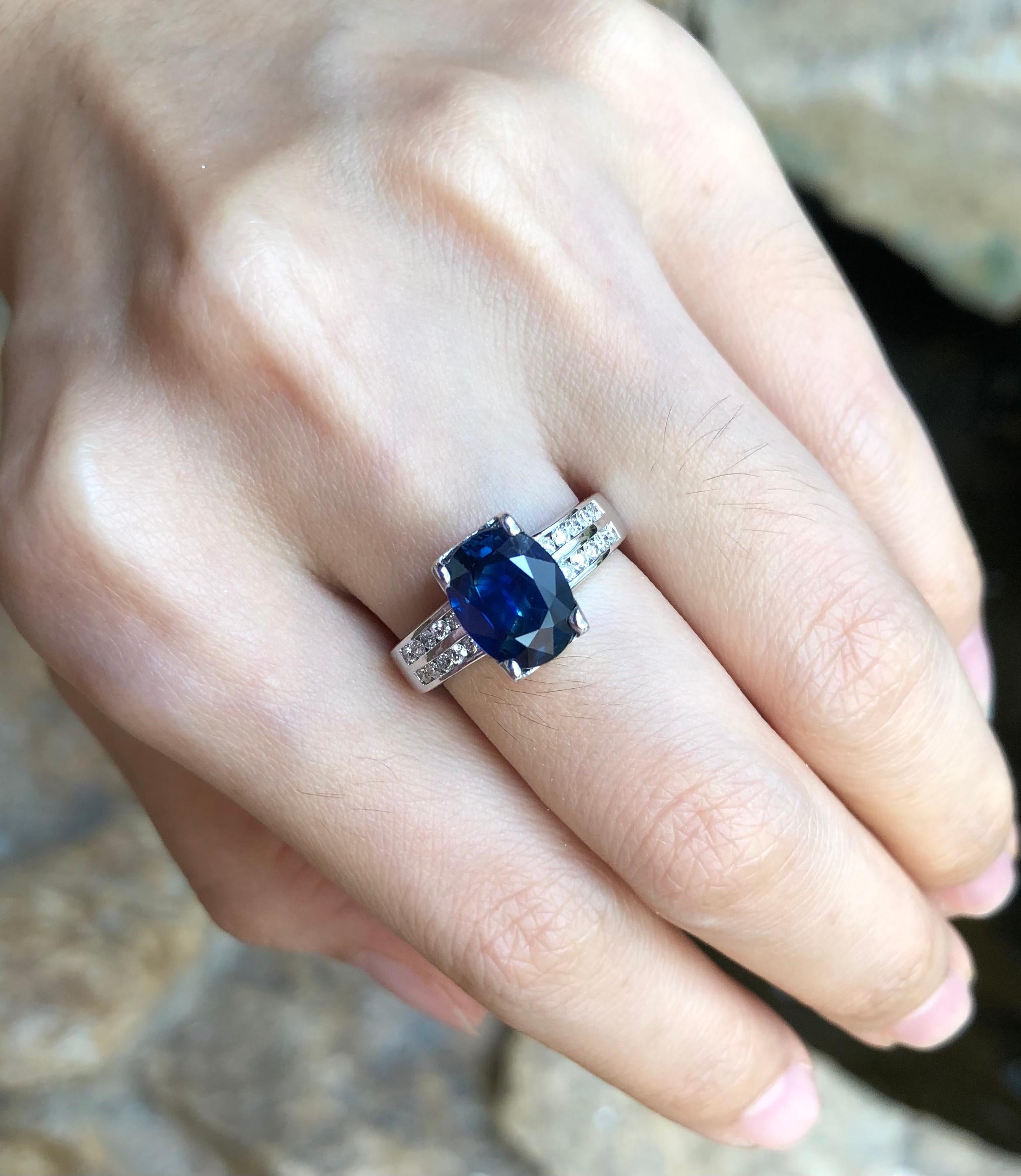 Blauer blauer Saphir mit Diamantring in 18 Karat Weißgoldfassung im Zustand „Neu“ im Angebot in Bangkok, TH