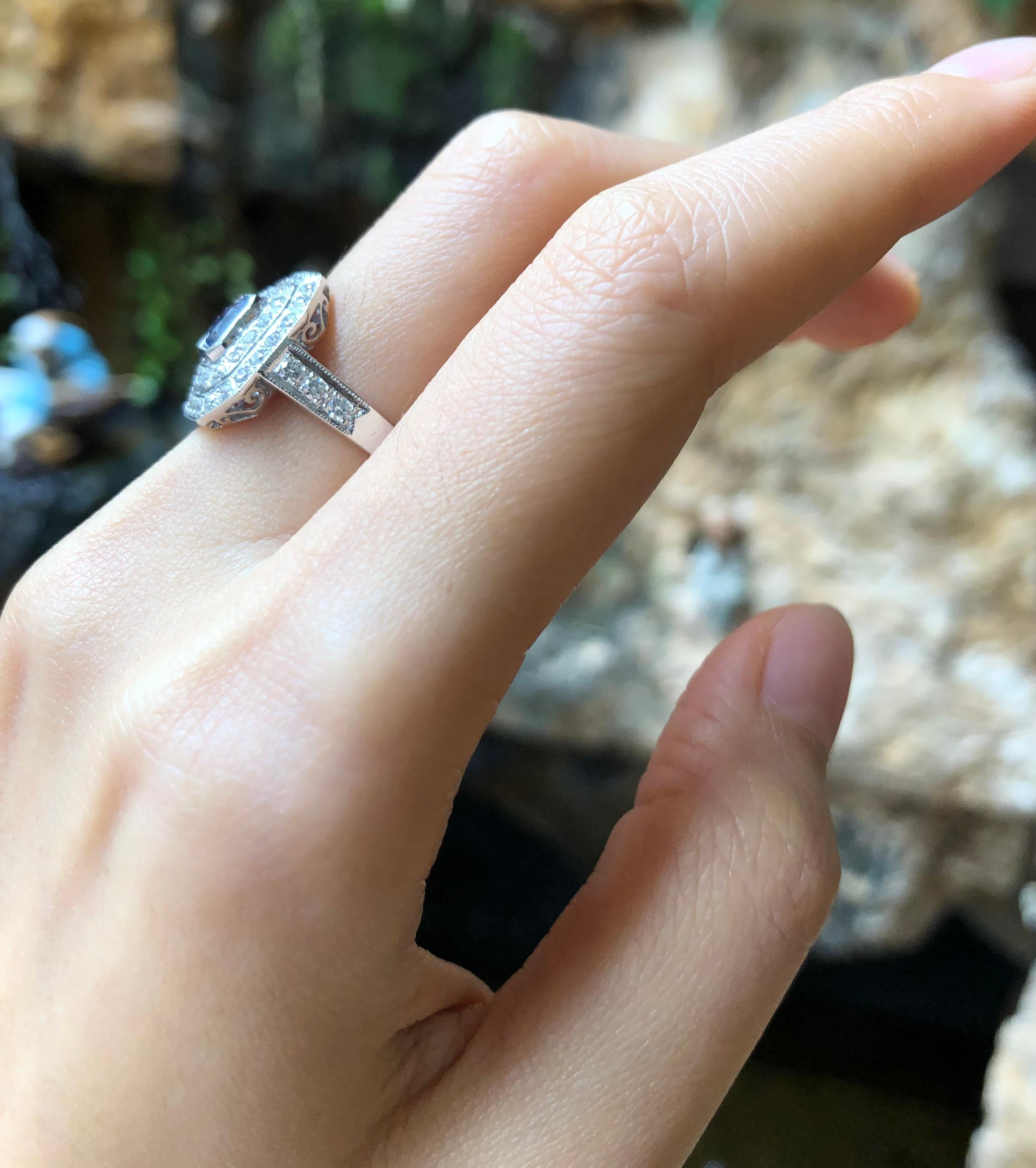 Blauer blauer Saphir mit Diamantring in 18 Karat Weißgoldfassung im Zustand „Neu“ im Angebot in Bangkok, TH