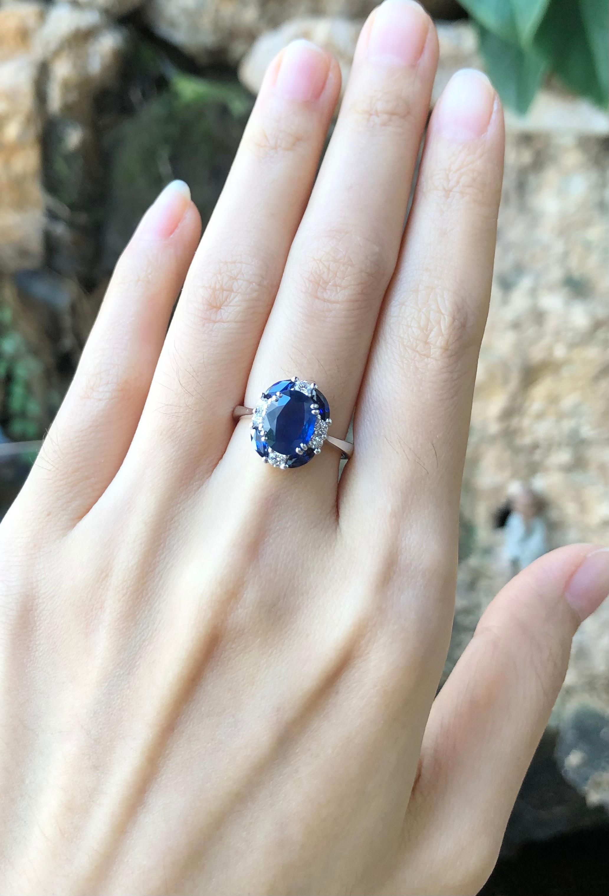 Blue Sapphire with Diamond Ring Set in 18 Karat White Gold Settings In New Condition For Sale In Bangkok, TH