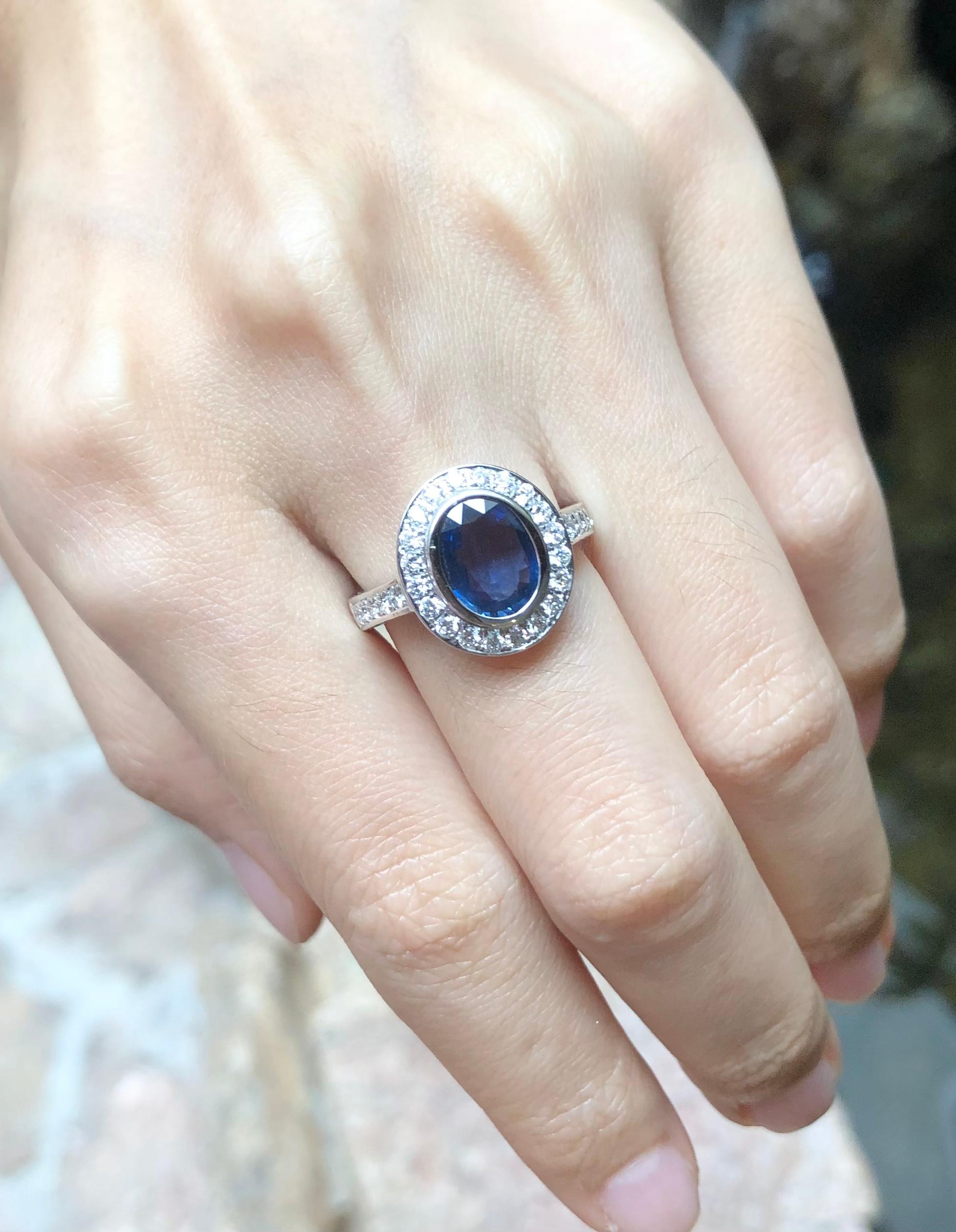 Blauer Saphir mit Diamantring aus 18 Karat Weißgold in Fassungen im Zustand „Neu“ im Angebot in Bangkok, TH