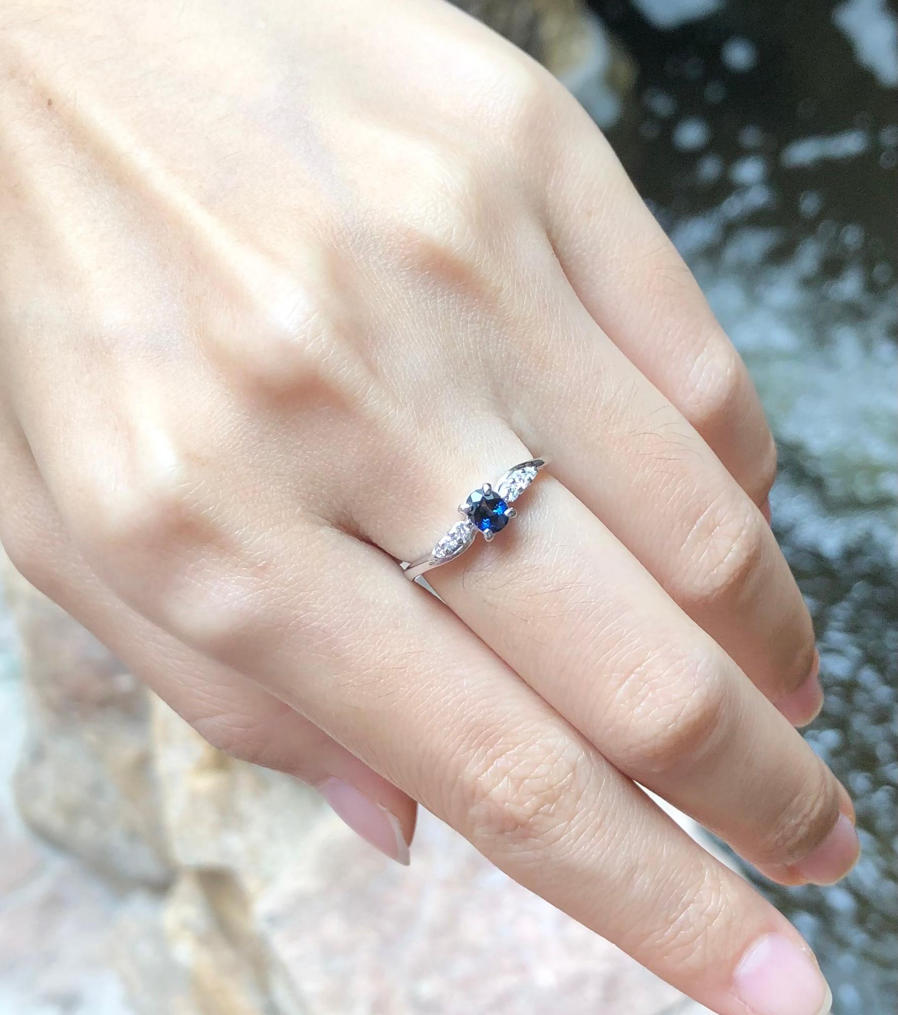Blue Sapphire with Diamond Ring set in 18 Karat White Gold Settings In New Condition For Sale In Bangkok, TH