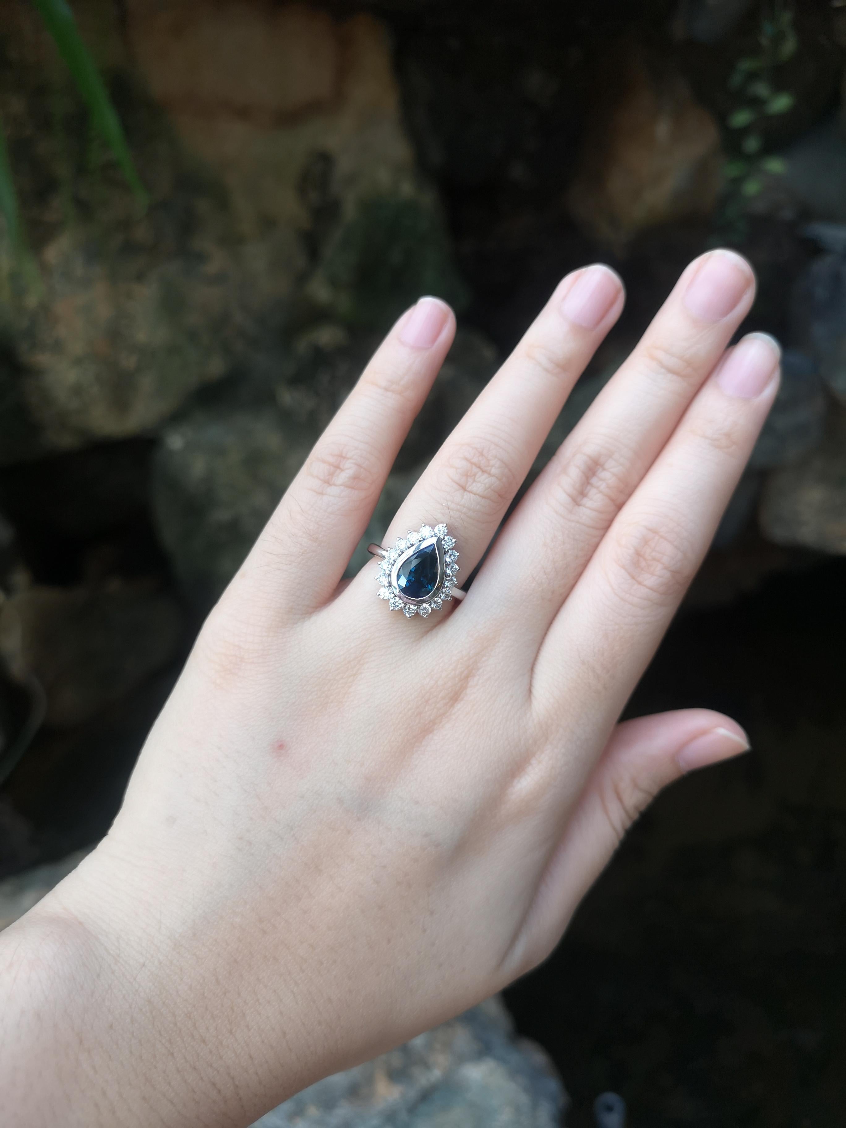 Blue Sapphire with Diamond Ring Set in 18 Karat White Gold Settings In New Condition For Sale In Bangkok, TH