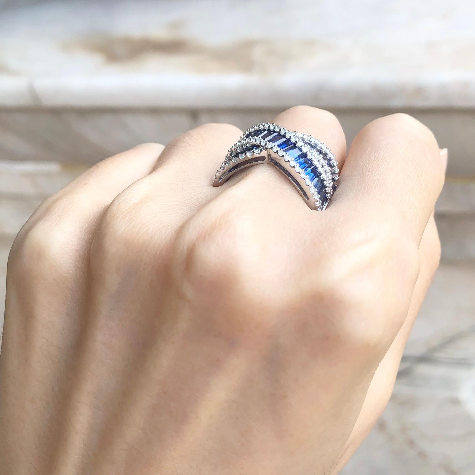 Bague en or blanc 18 carats sertie d'un saphir bleu et de diamants Neuf - En vente à Bangkok, TH