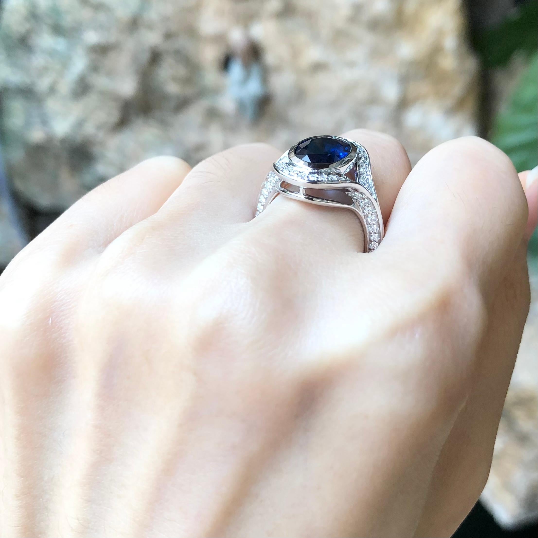 Blauer blauer Saphir mit Diamantring in 18 Karat Weißgoldfassung im Zustand „Neu“ im Angebot in Bangkok, TH