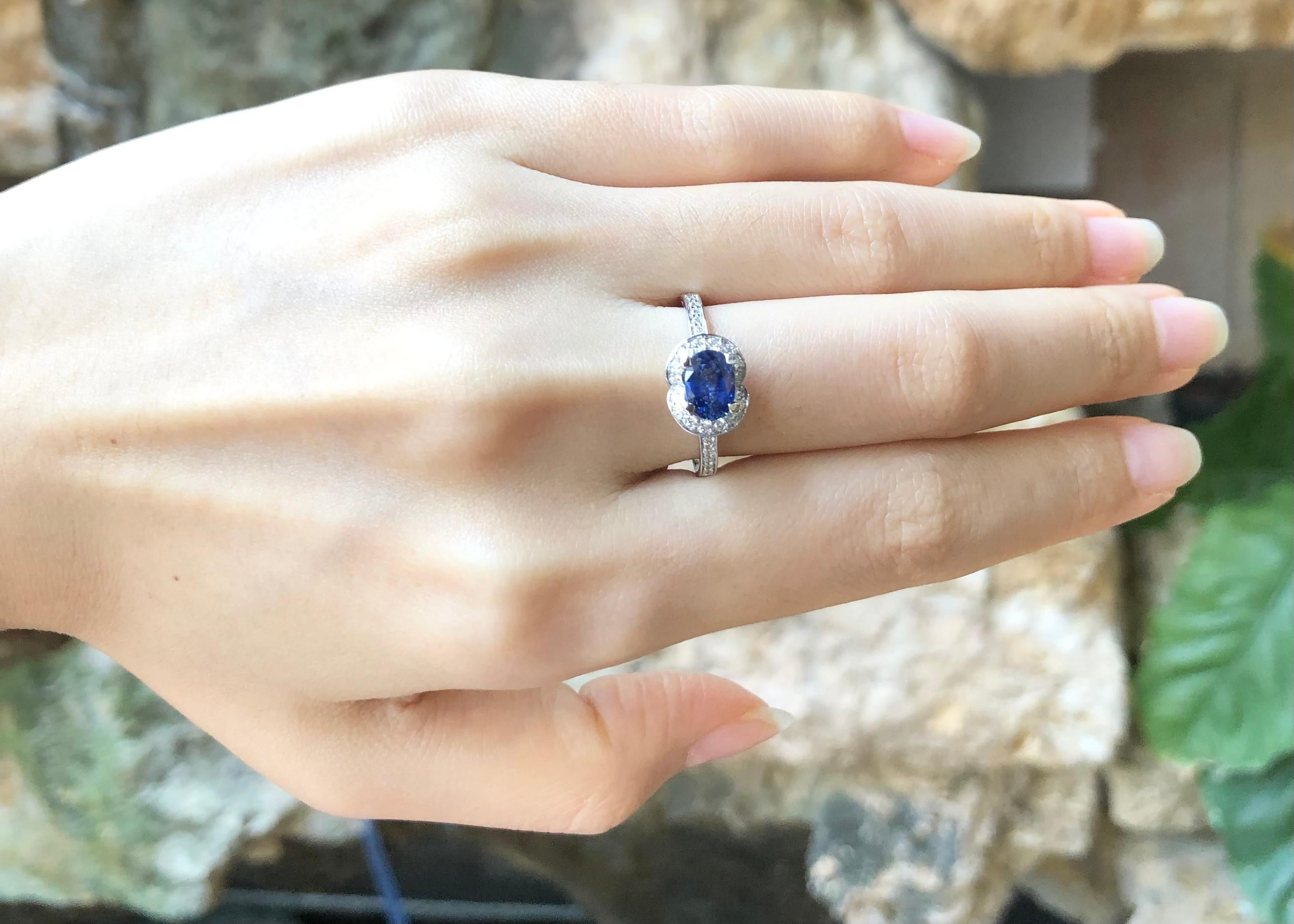 Blue Sapphire with Diamond Ring set in 18 Karat White Gold Settings In New Condition For Sale In Bangkok, TH