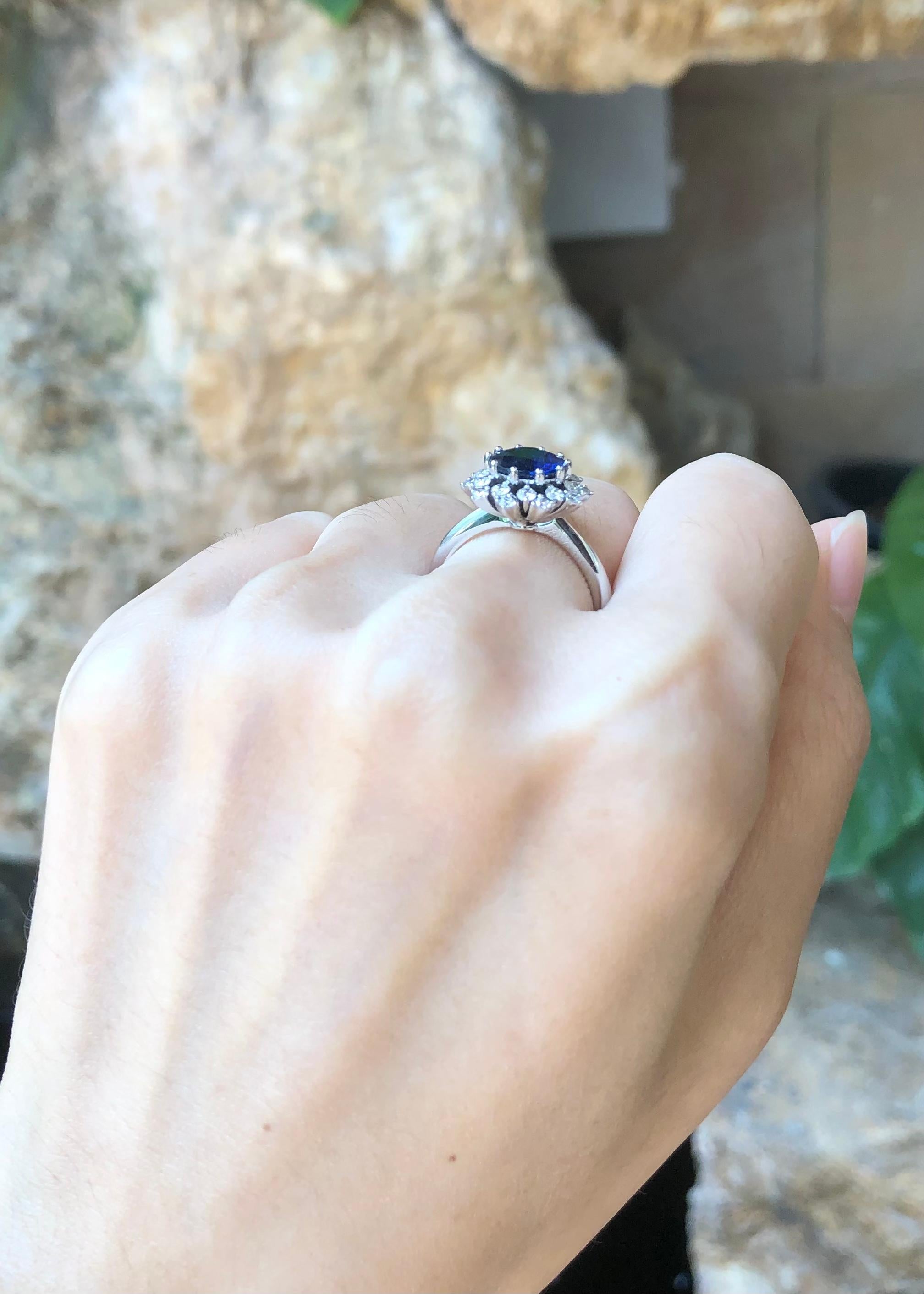 Blauer Saphir mit Diamantring aus 18 Karat Weißgold in Fassungen im Zustand „Neu“ im Angebot in Bangkok, TH
