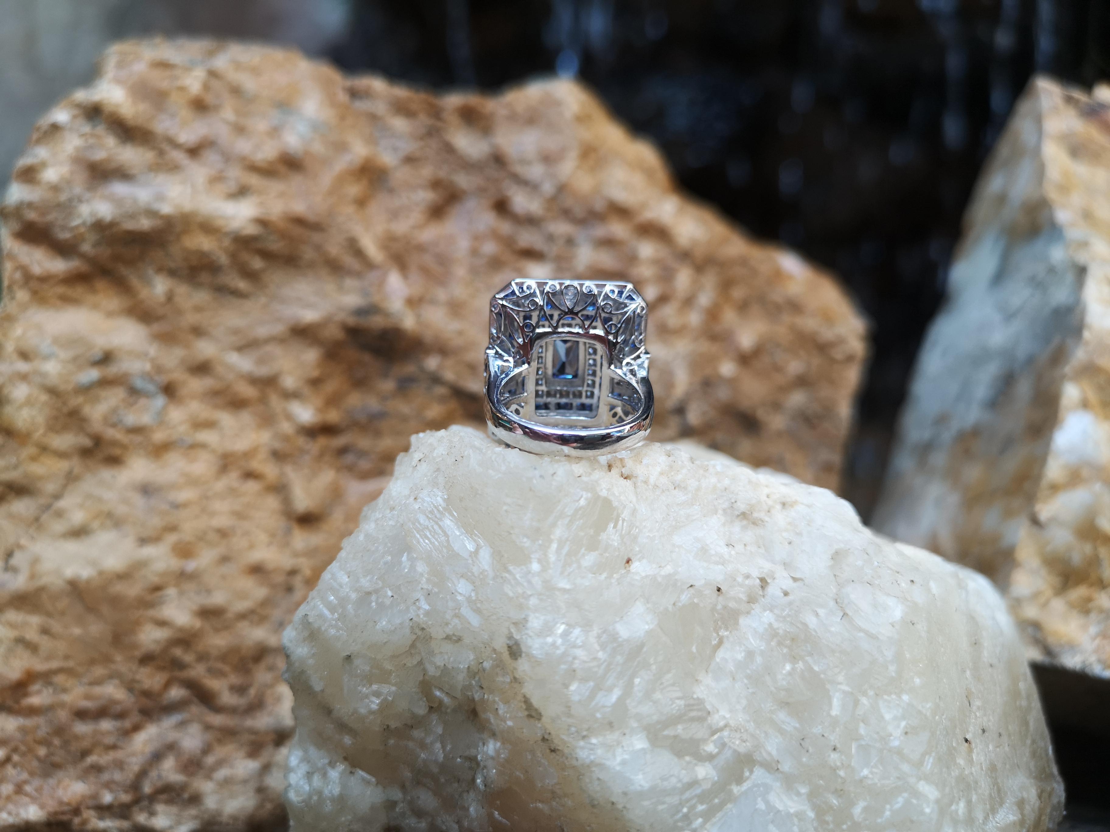 Blauer blauer Saphir mit Diamantring in 18 Karat Weißgoldfassung für Damen oder Herren im Angebot