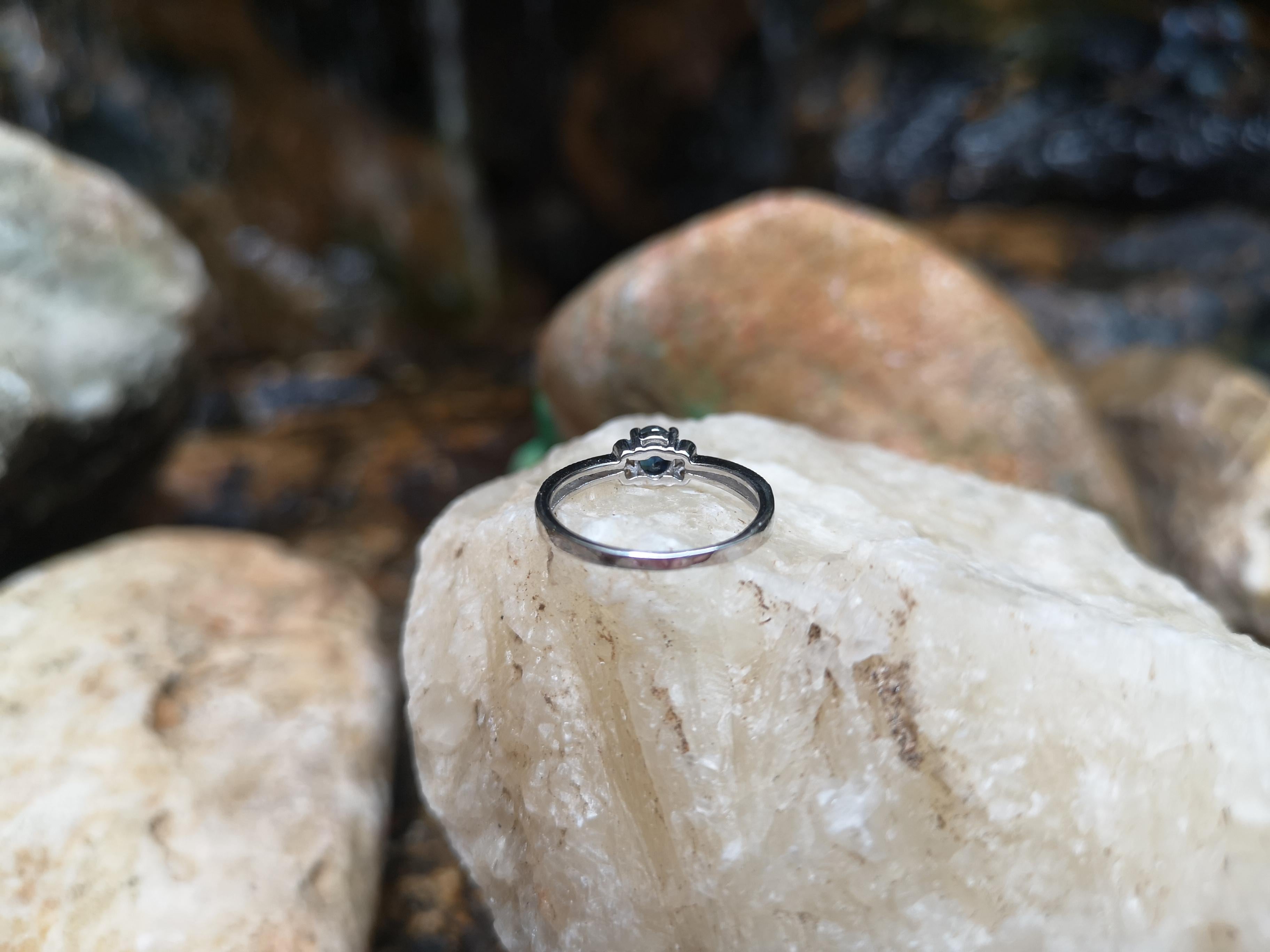 Blauer blauer Saphir mit Diamantring in 18 Karat Weißgoldfassung im Angebot 1