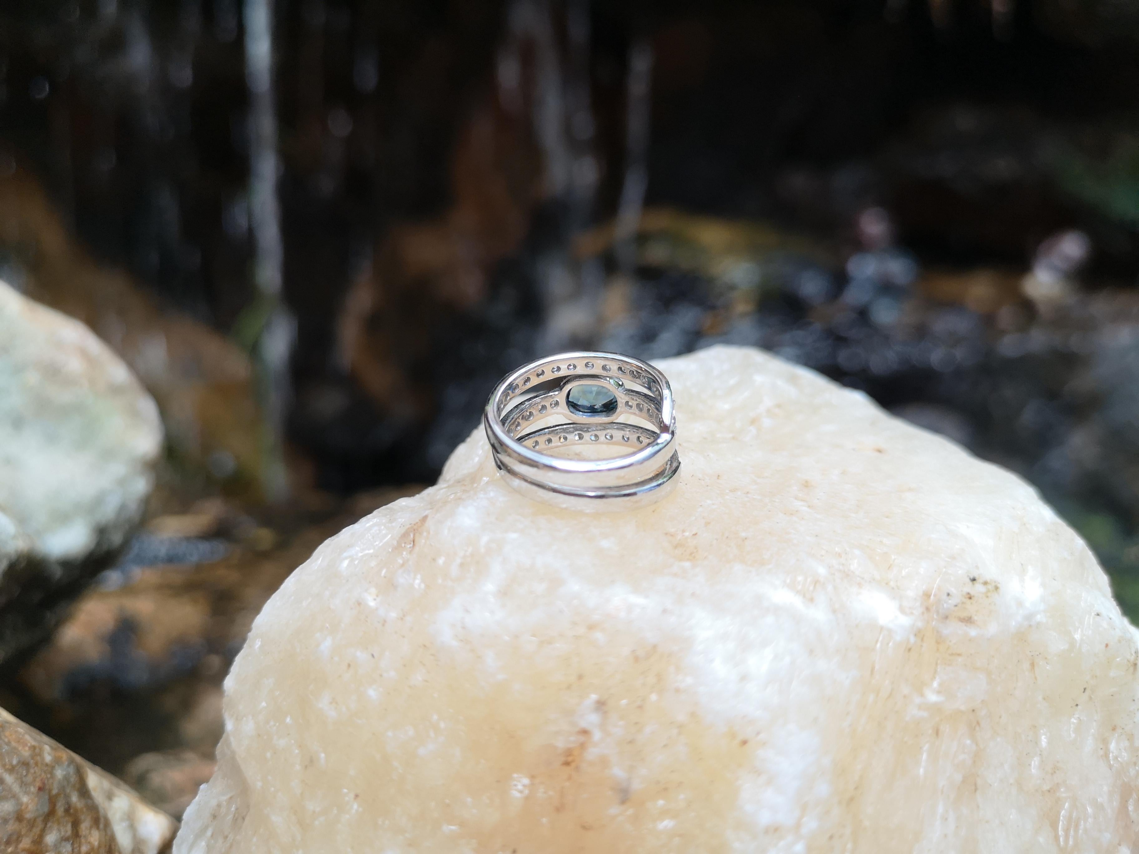 Bague en or blanc 18 carats sertie d'un saphir bleu et de diamants Pour femmes en vente