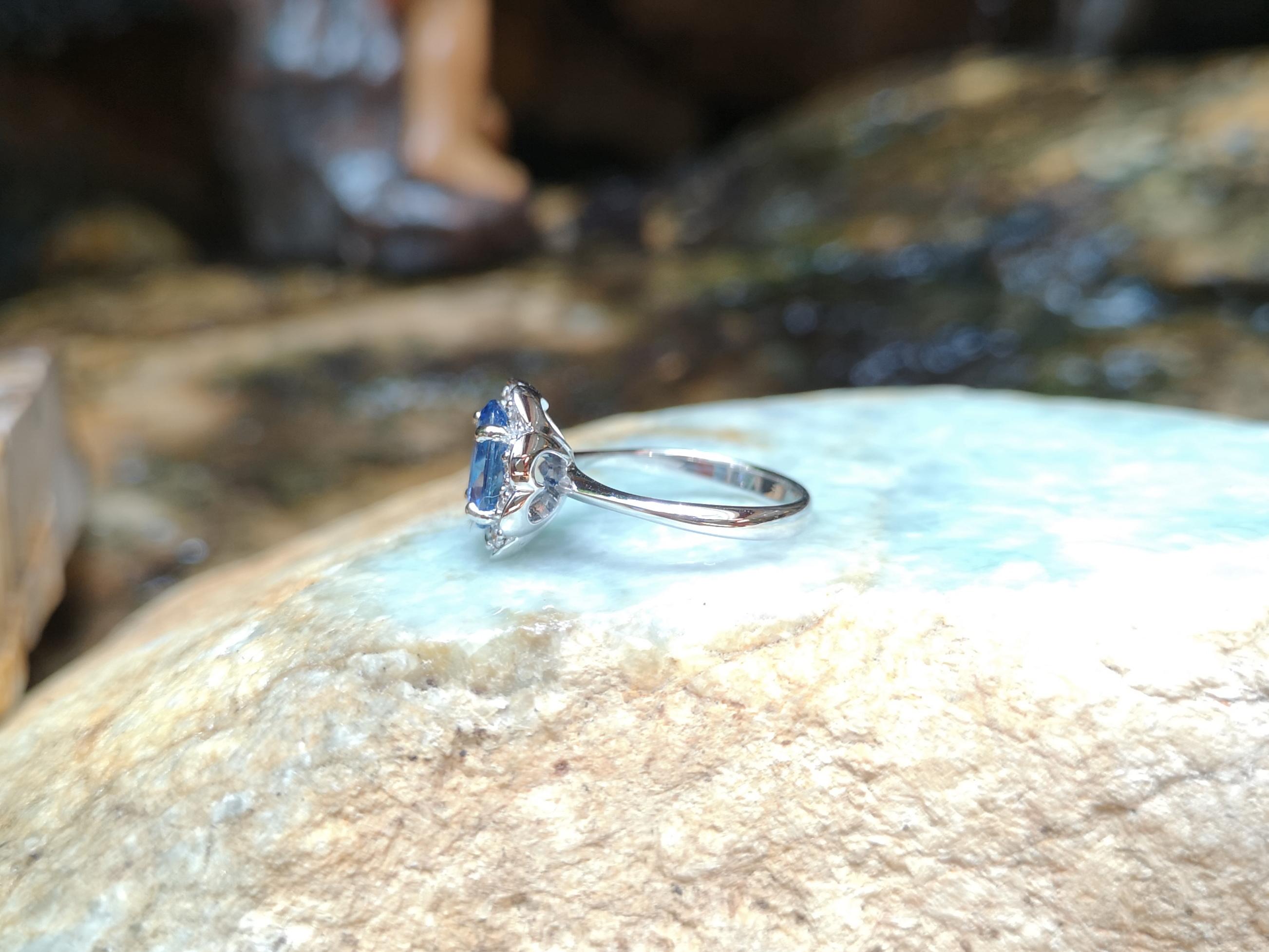 Blauer Saphir mit Diamantring aus 18 Karat Weißgold in Fassungen im Angebot 1