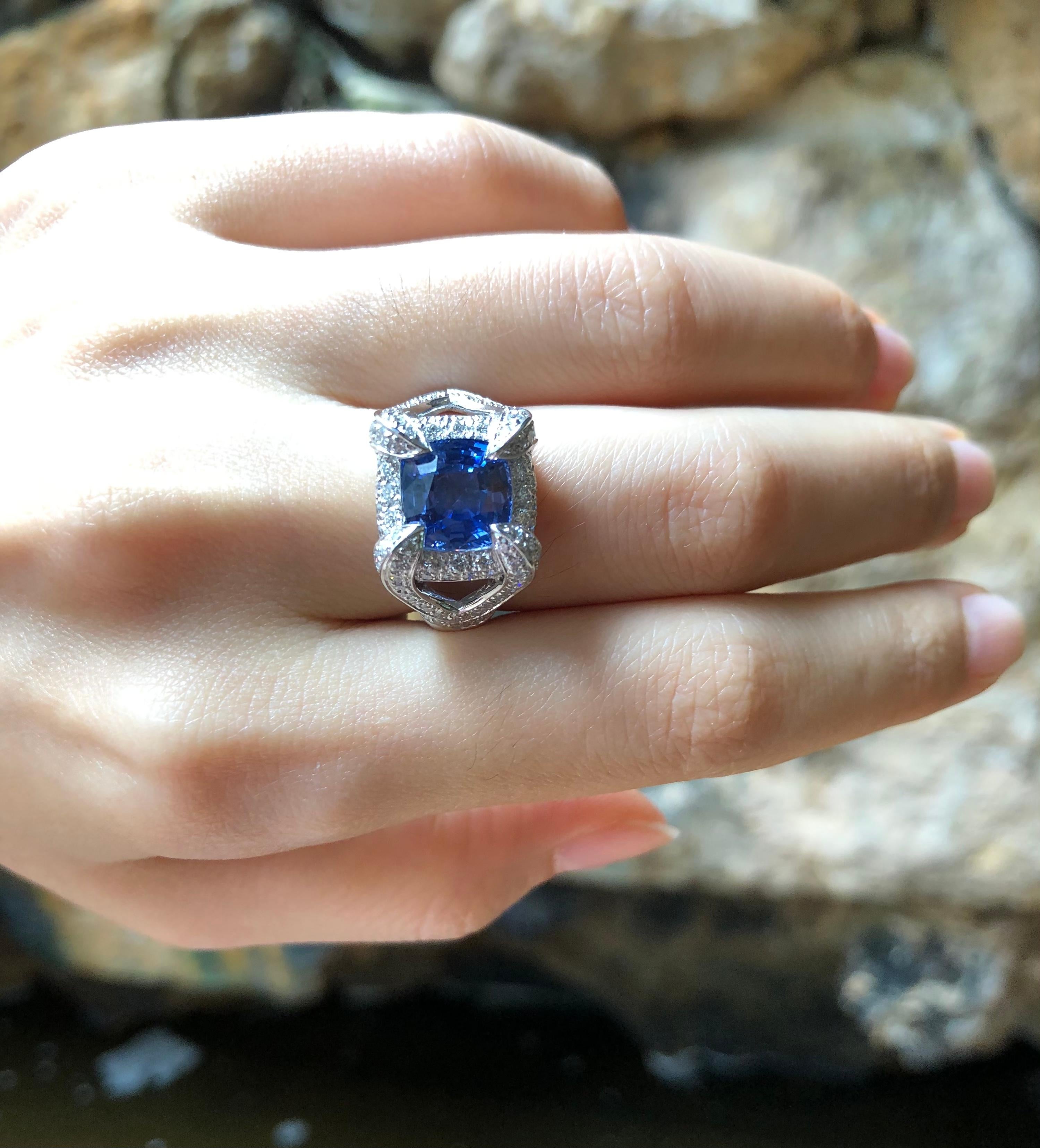 Donna Anello con zaffiro blu e diamanti incastonati in oro bianco 18 carati in vendita