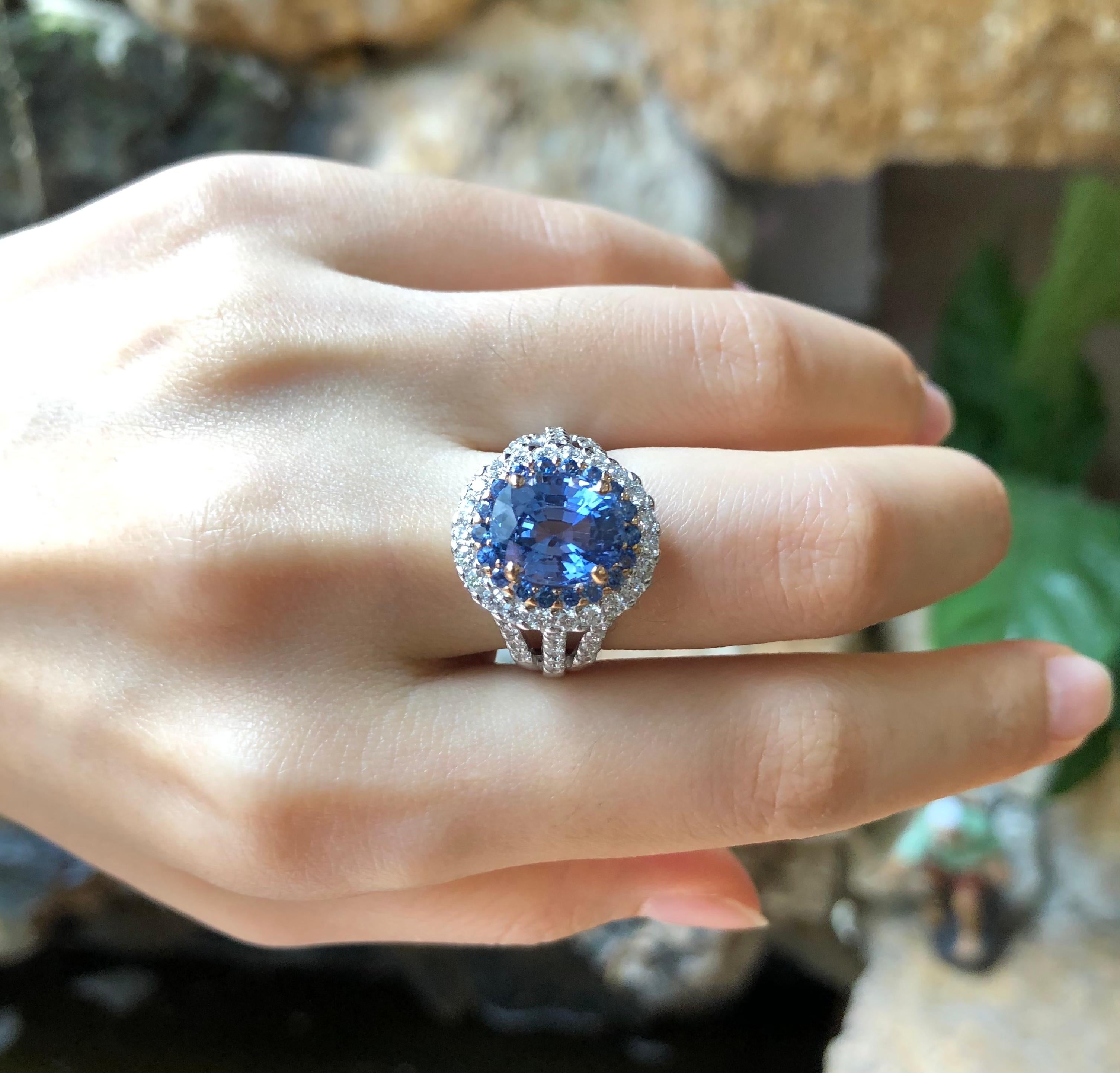 GIA Certified 5cts Ceylon Blue Sapphire with Diamond Ring Set in 18K White Gold  In New Condition For Sale In Bangkok, TH