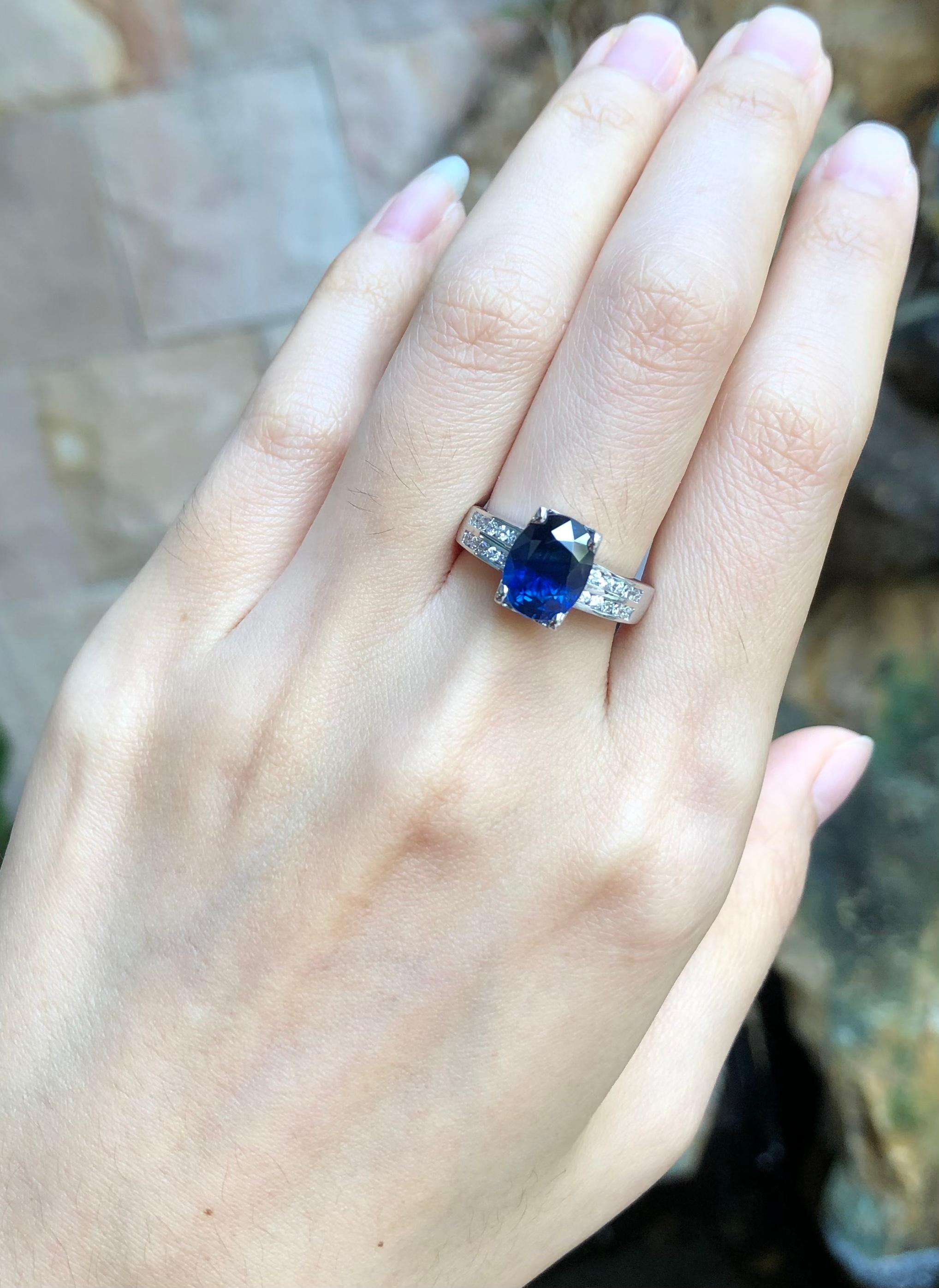 Blauer blauer Saphir mit Diamantring in 18 Karat Weißgoldfassung Damen im Angebot