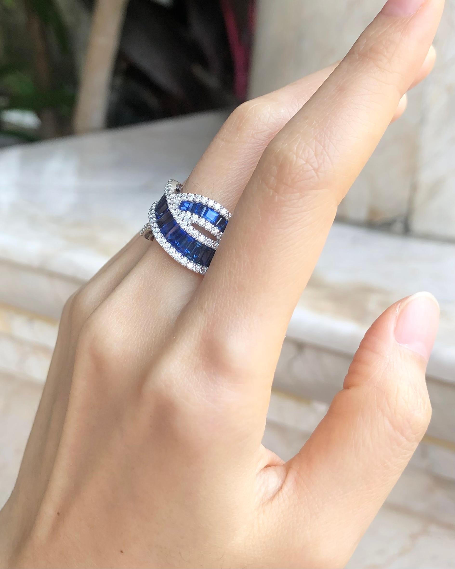 Bague en or blanc 18 carats sertie d'un saphir bleu et de diamants Pour femmes en vente