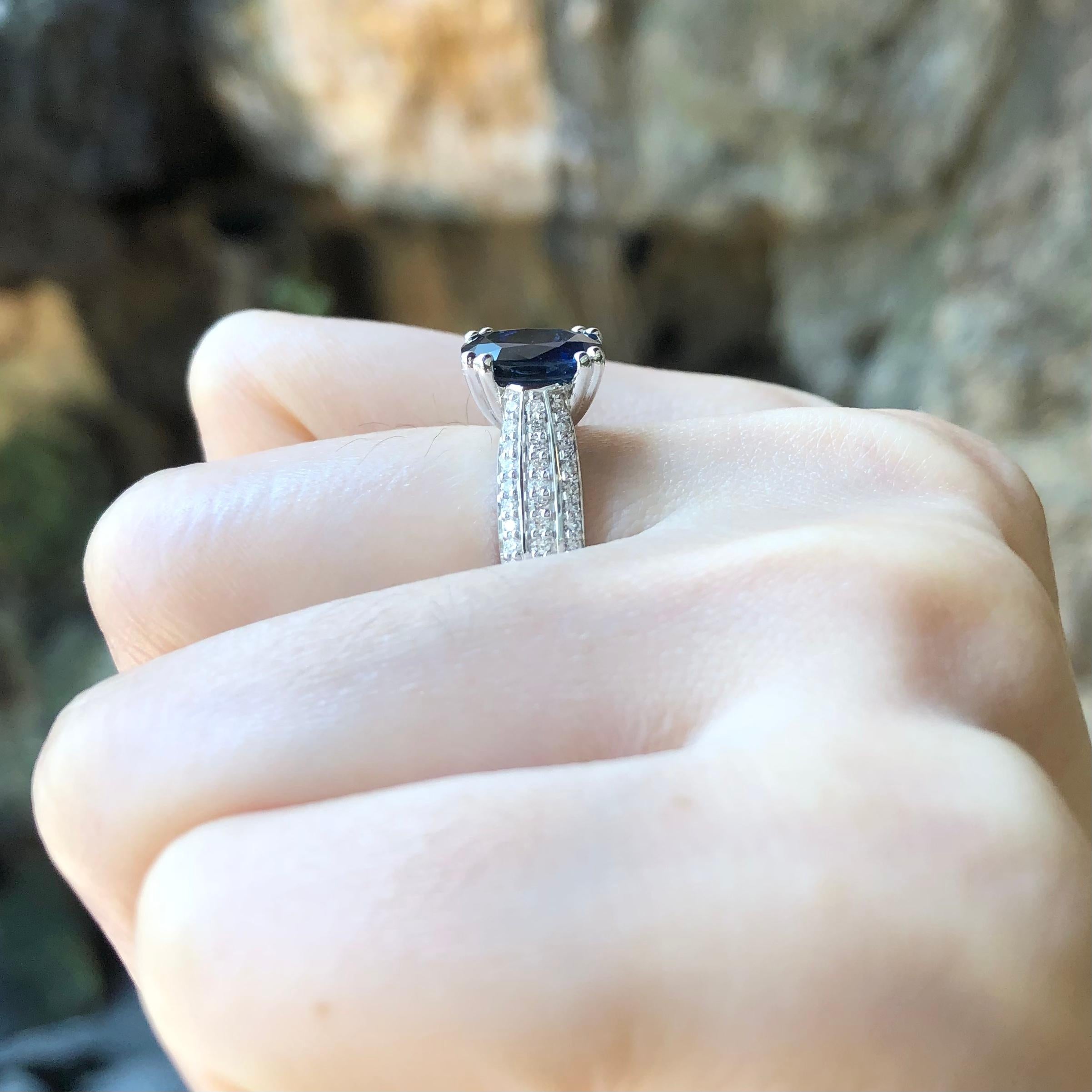 Blauer Saphir mit Diamantring aus 18 Karat Weißgold in Fassungen Damen im Angebot