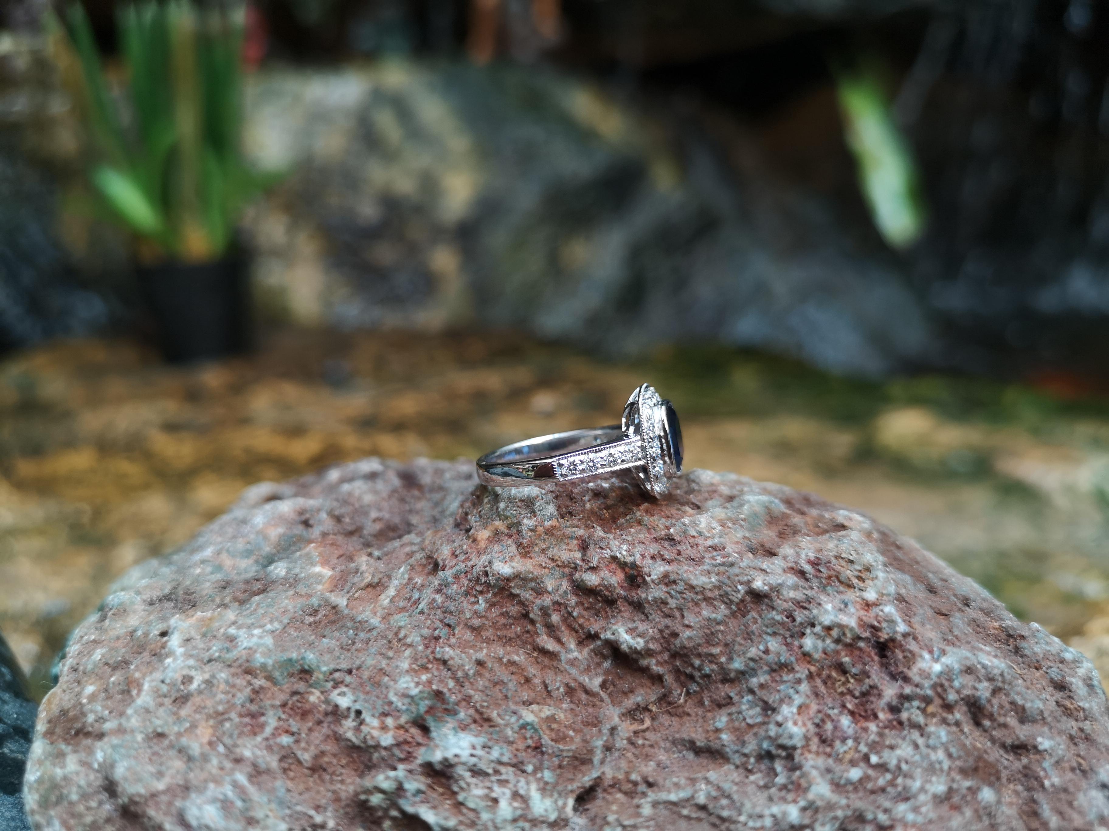 Blauer blauer Saphir mit Diamantring in 18 Karat Weißgoldfassung im Angebot 1