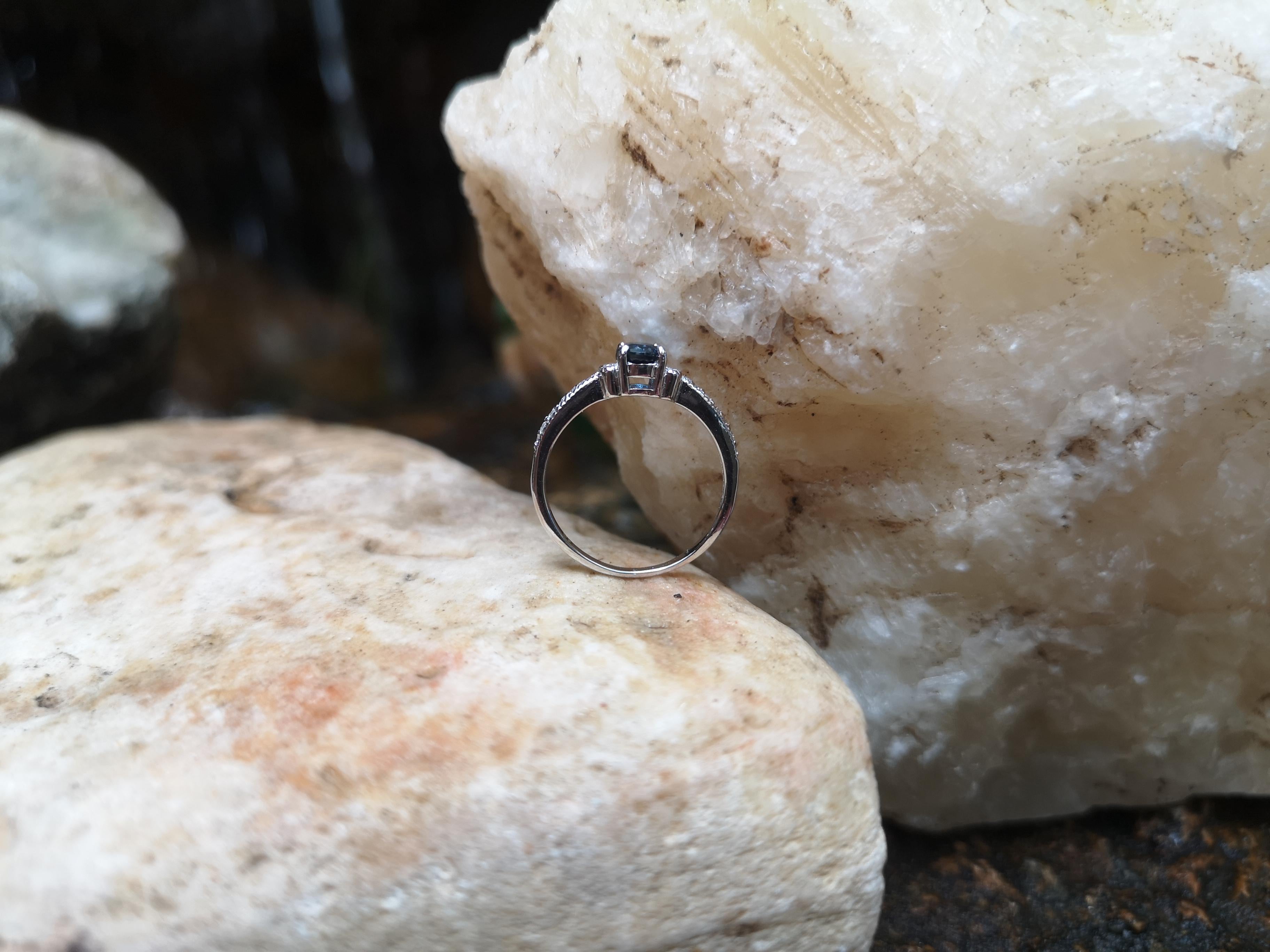 Blauer blauer Saphir mit Diamantring in 18 Karat Weißgoldfassung im Angebot 2