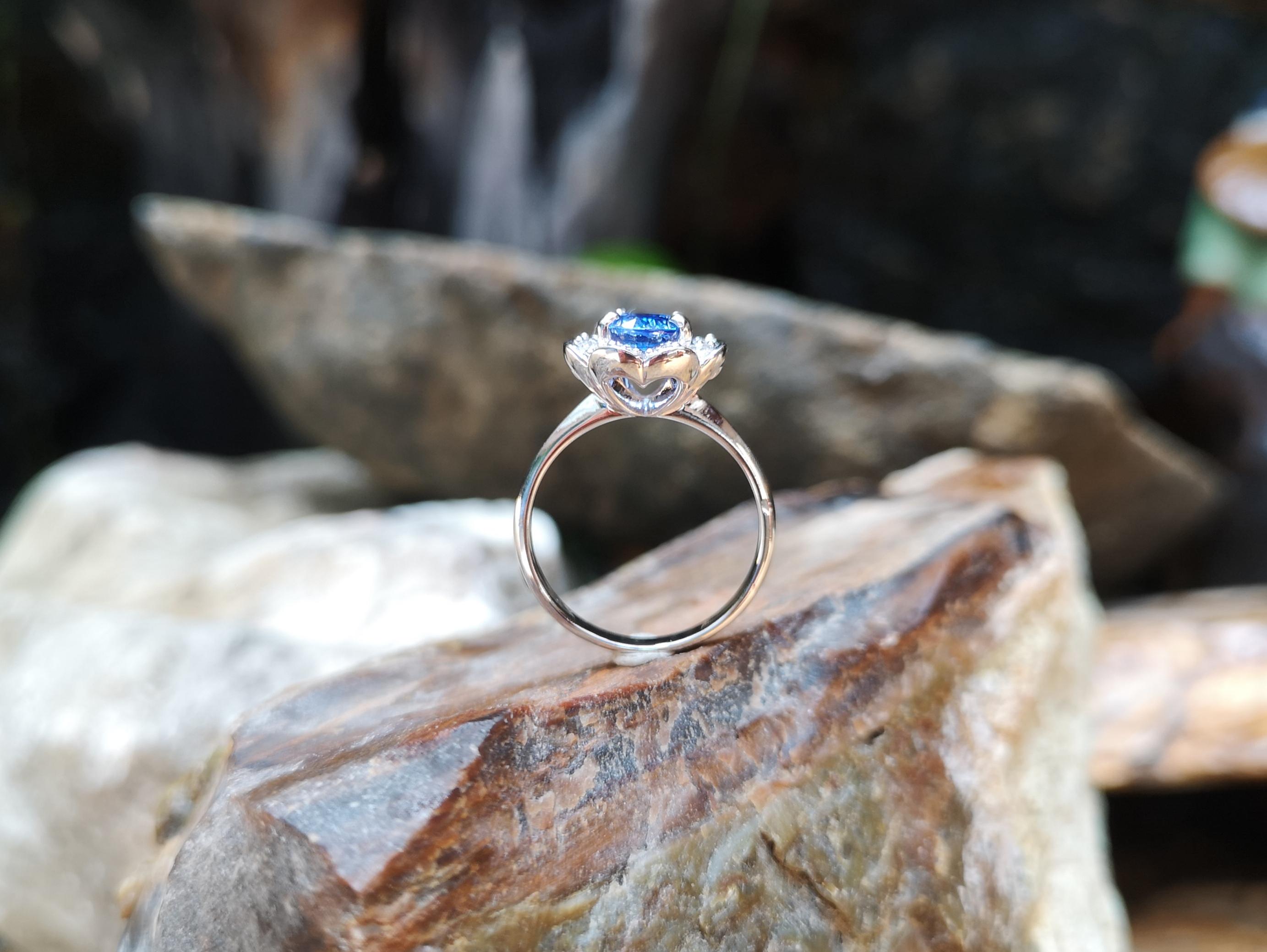 Blauer Saphir mit Diamantring aus 18 Karat Weißgold in Fassungen im Angebot 2