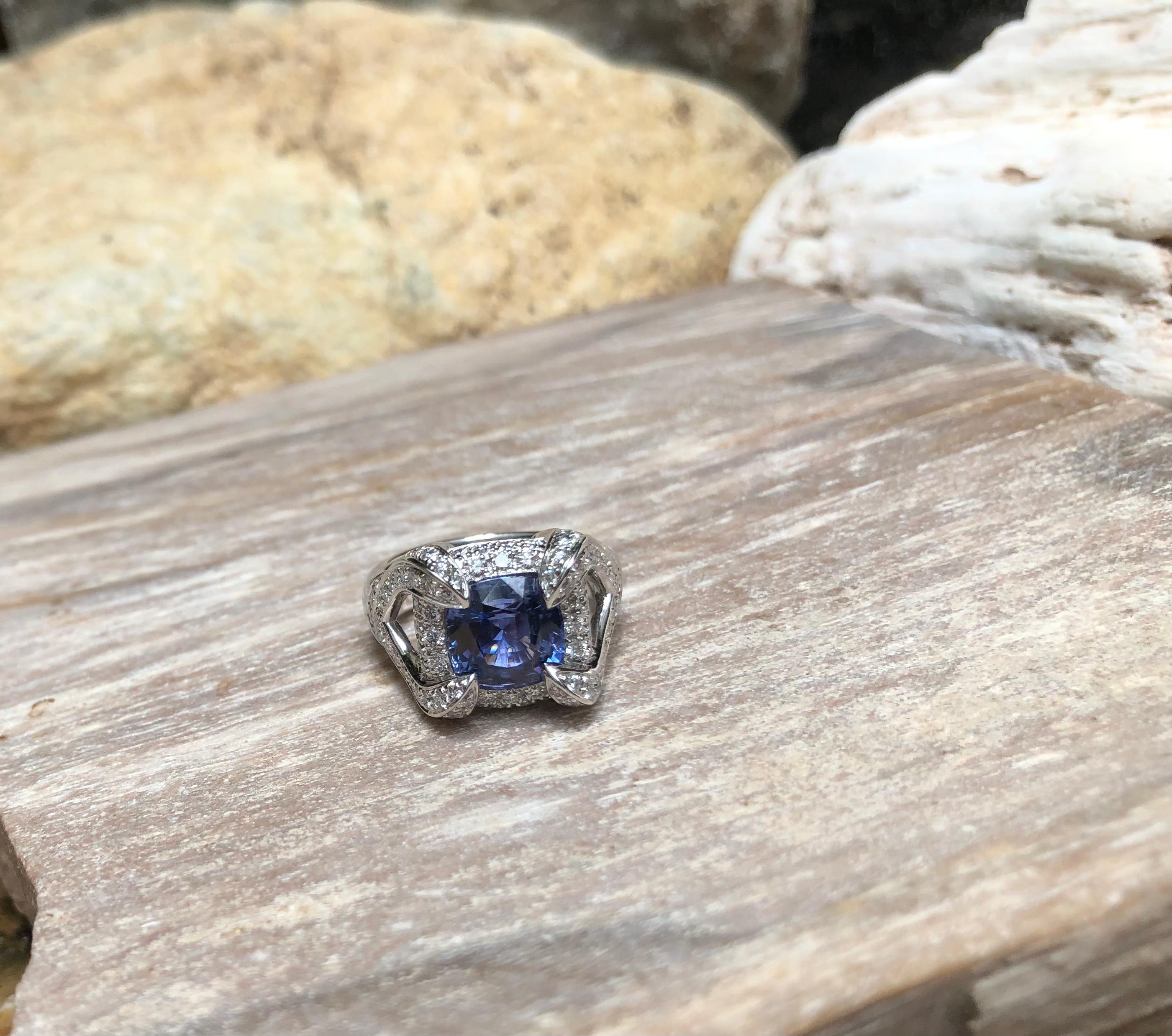 Anello con zaffiro blu e diamanti incastonati in oro bianco 18 carati in vendita 1