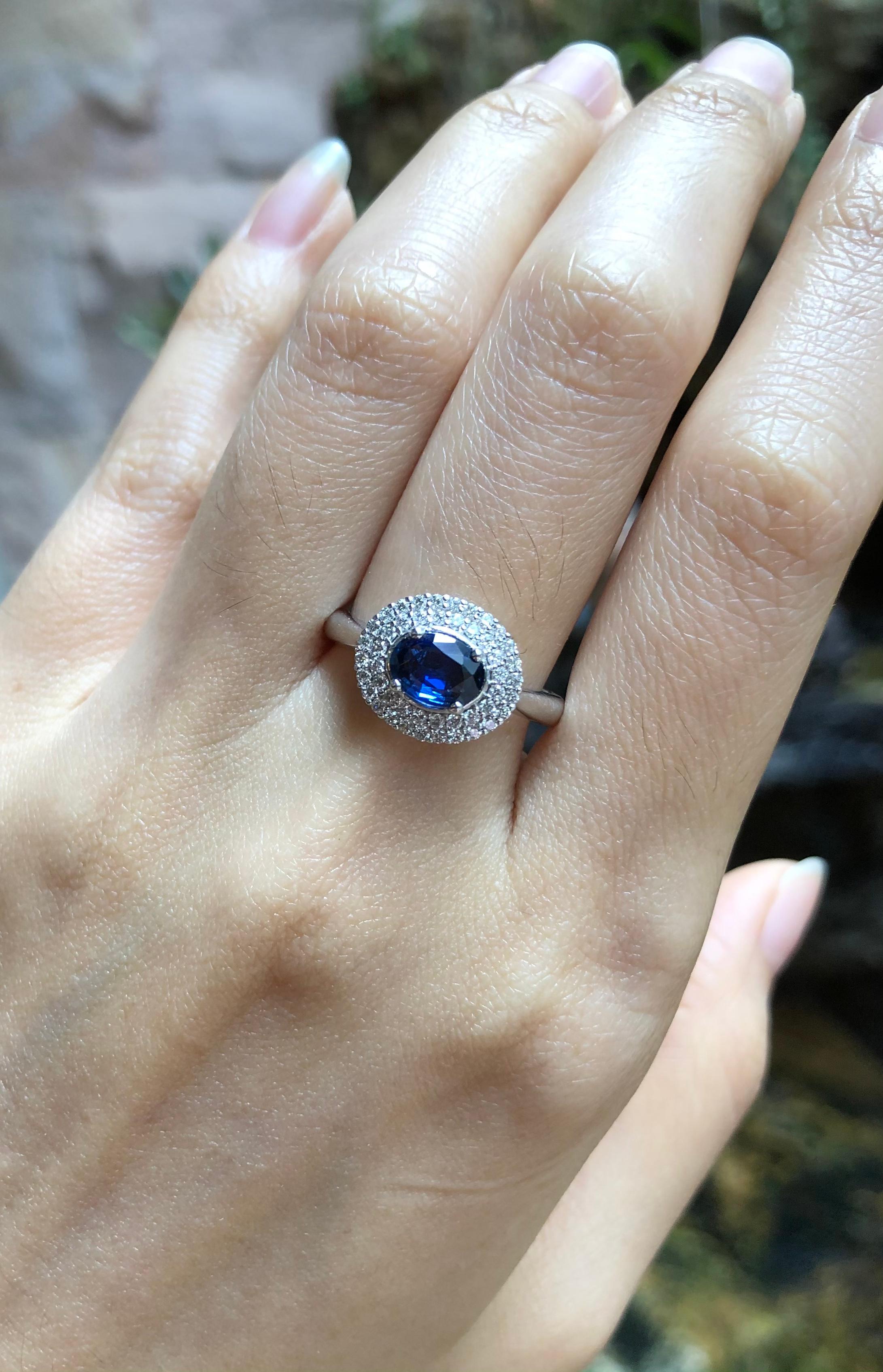 Blauer Saphir mit Diamantring aus 18 Karat Weißgold in Fassungen im Angebot 1