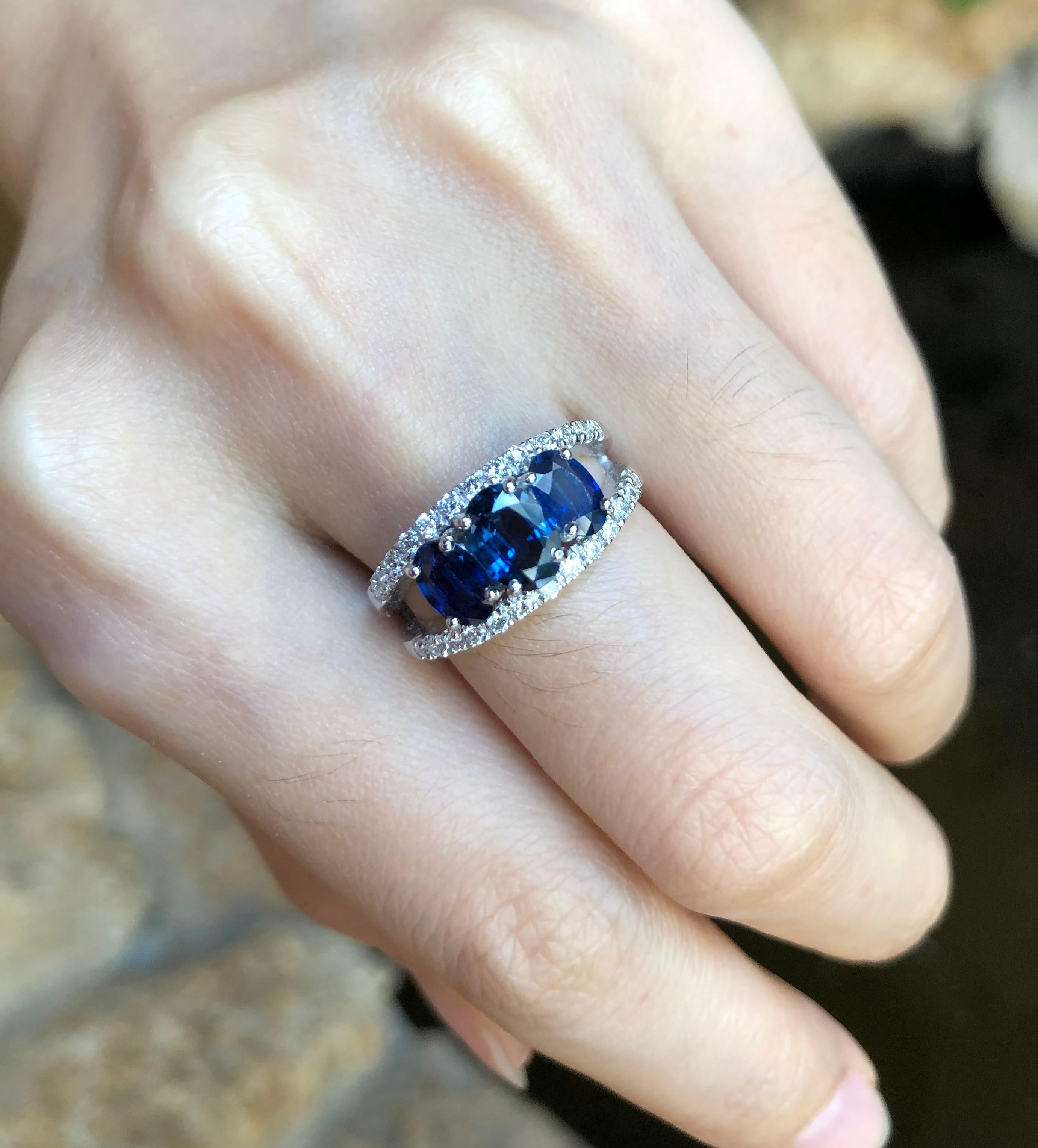 Blauer blauer Saphir mit Diamantring in 18 Karat Weißgoldfassung im Angebot 1