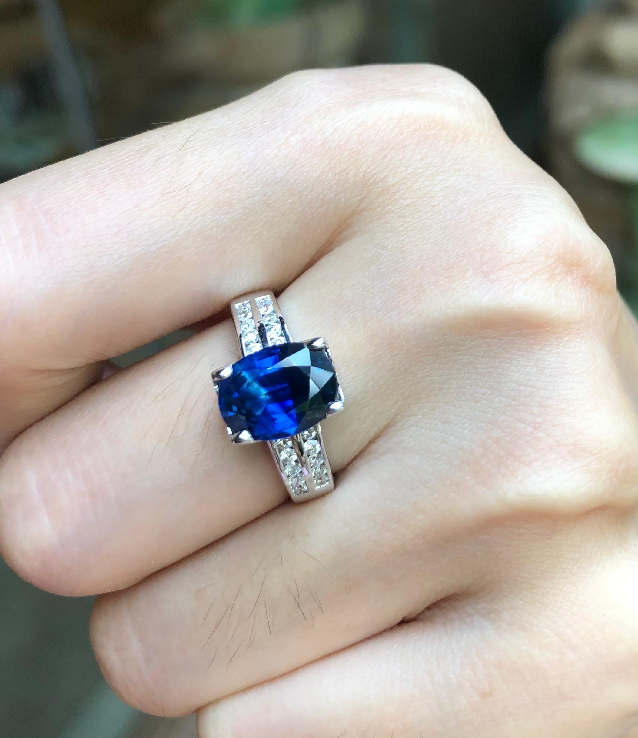 Blauer blauer Saphir mit Diamantring in 18 Karat Weißgoldfassung im Angebot 1