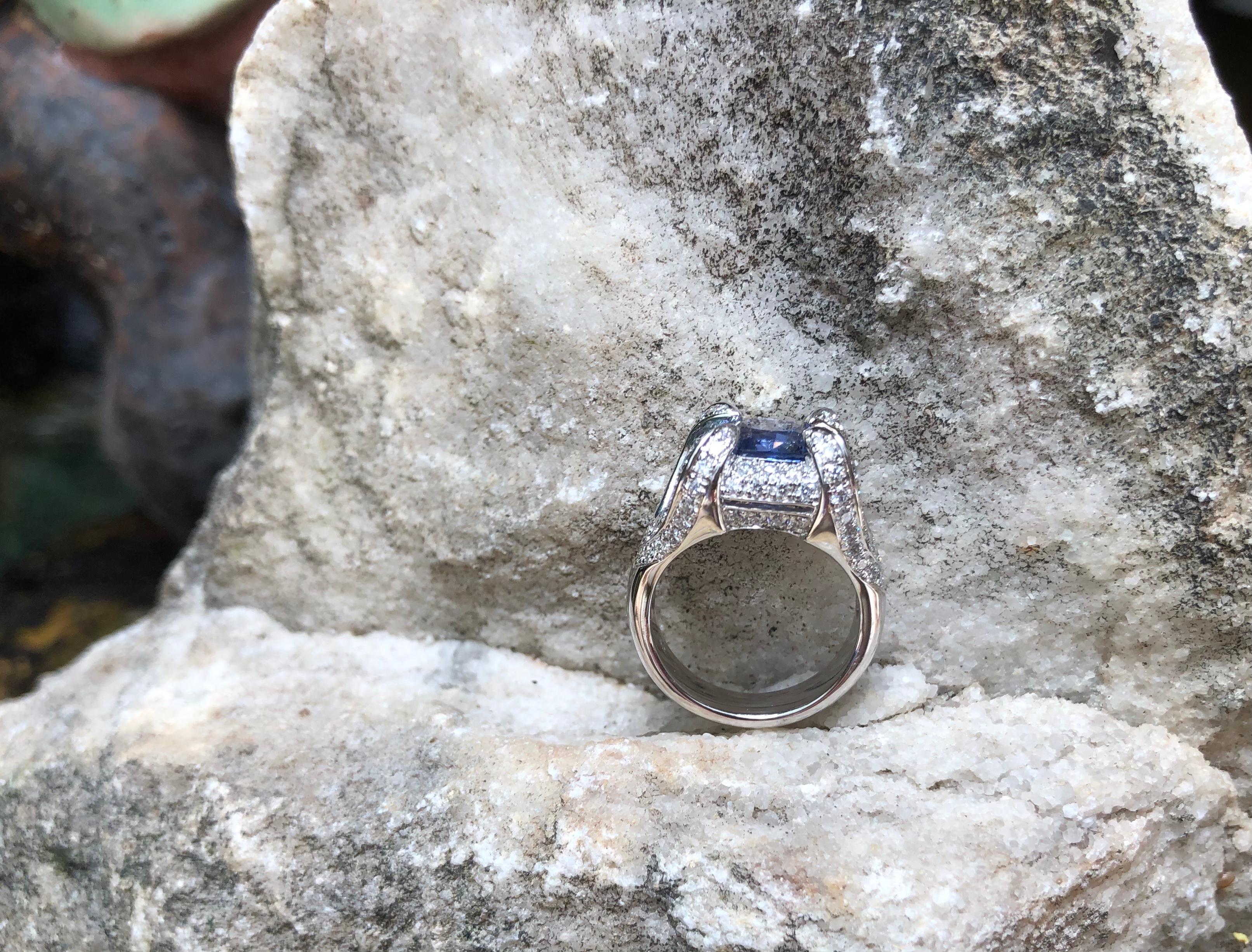 Anello con zaffiro blu e diamanti incastonati in oro bianco 18 carati in vendita 2