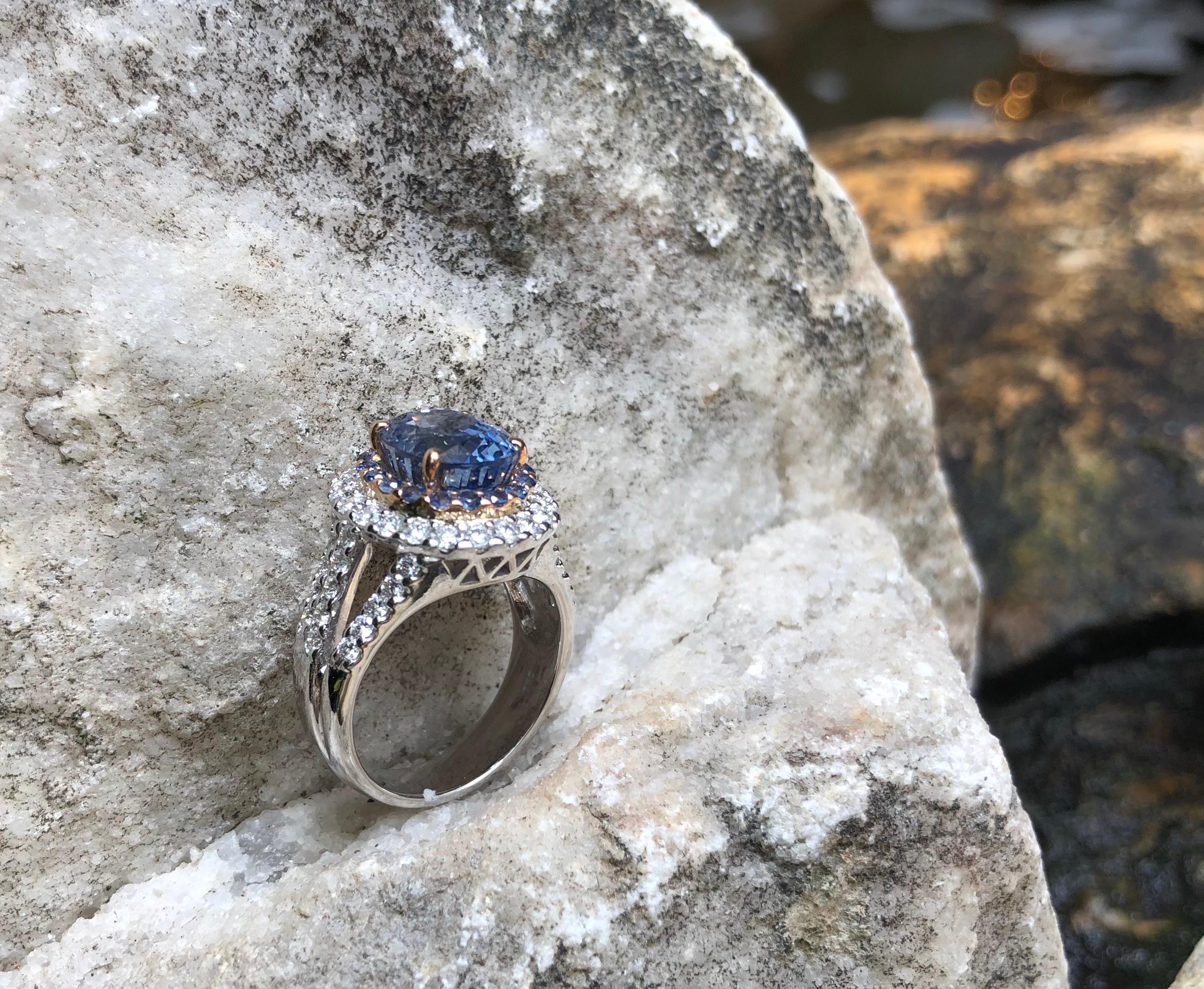 GIA-zertifizierter 5 Karat Ceylon Blauer Saphir mit Diamantring aus 18 Karat Weißgold  im Angebot 2