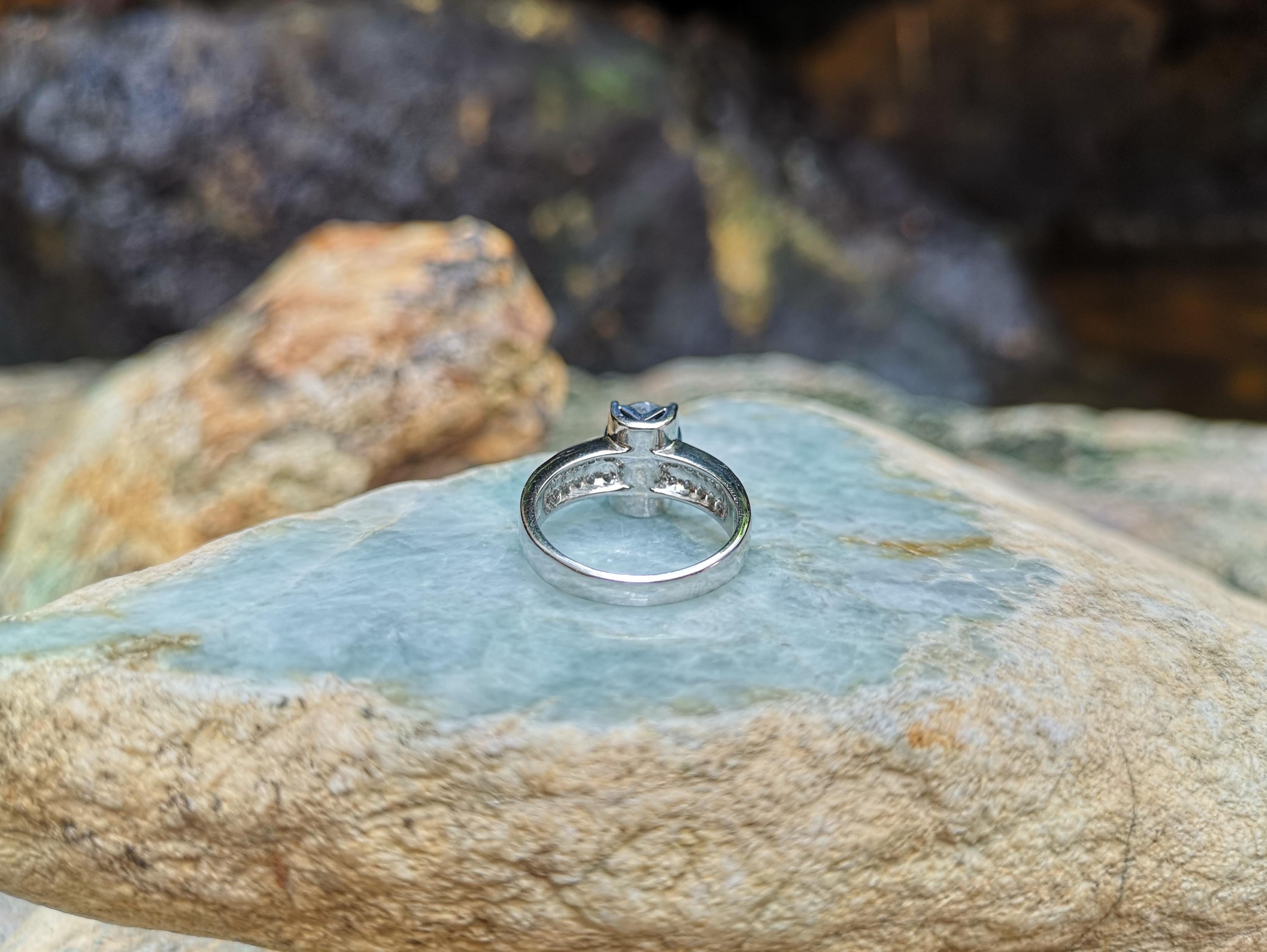 Blauer blauer Saphir mit Diamantring in 18 Karat Weißgoldfassung im Angebot 2
