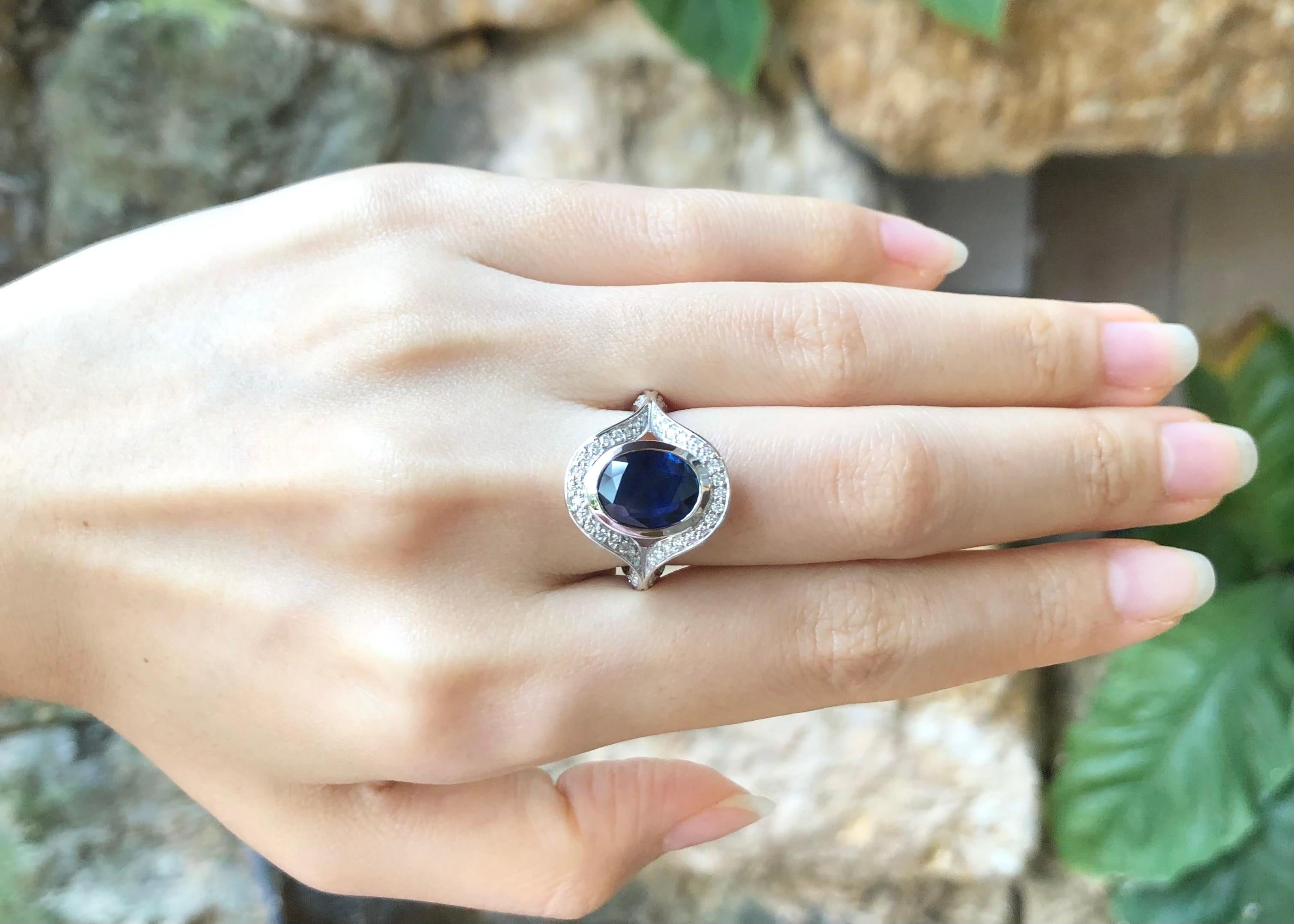 Blauer blauer Saphir mit Diamantring in 18 Karat Weißgoldfassung im Angebot 2