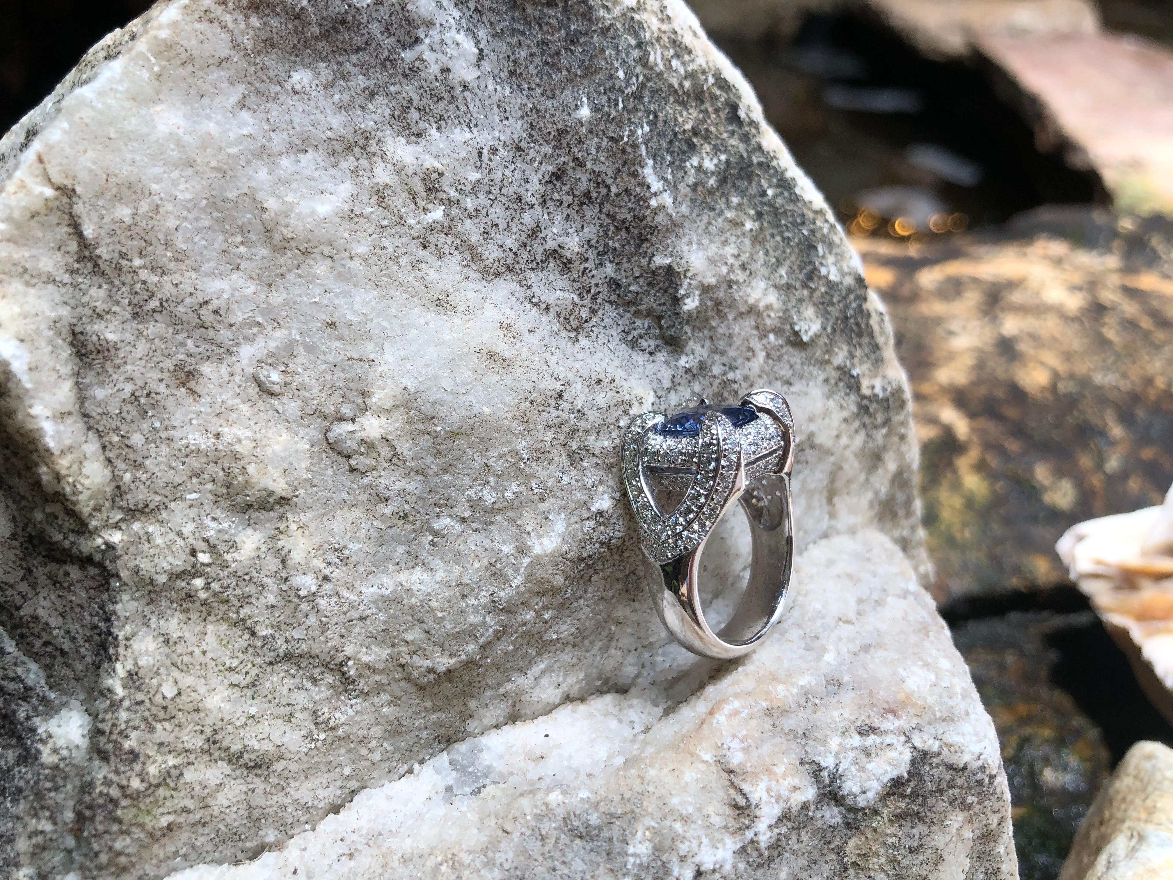 Anello con zaffiro blu e diamanti incastonati in oro bianco 18 carati in vendita 3