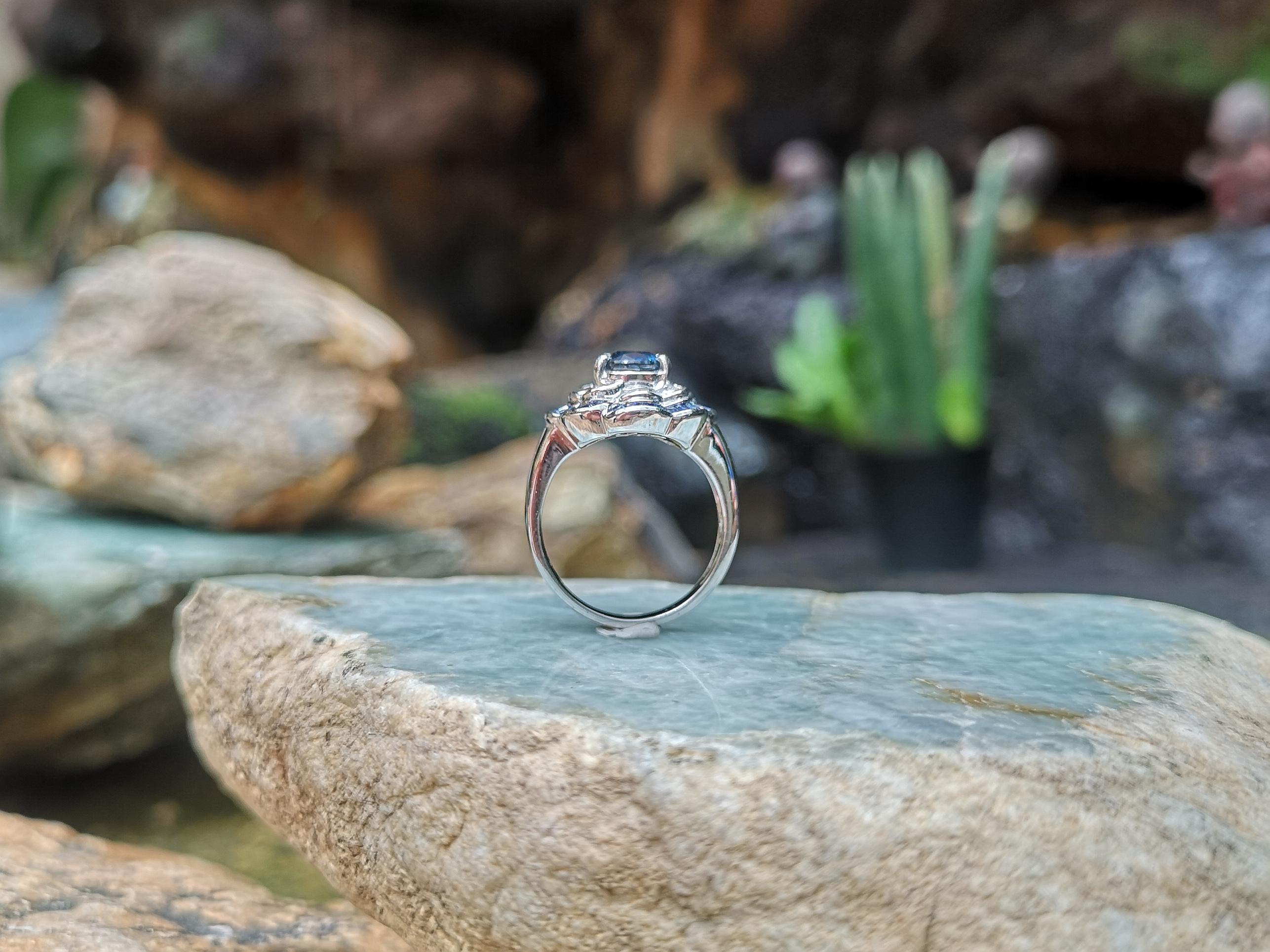 Blauer blauer Saphir mit Diamantring in 18 Karat Weißgoldfassung im Angebot 3