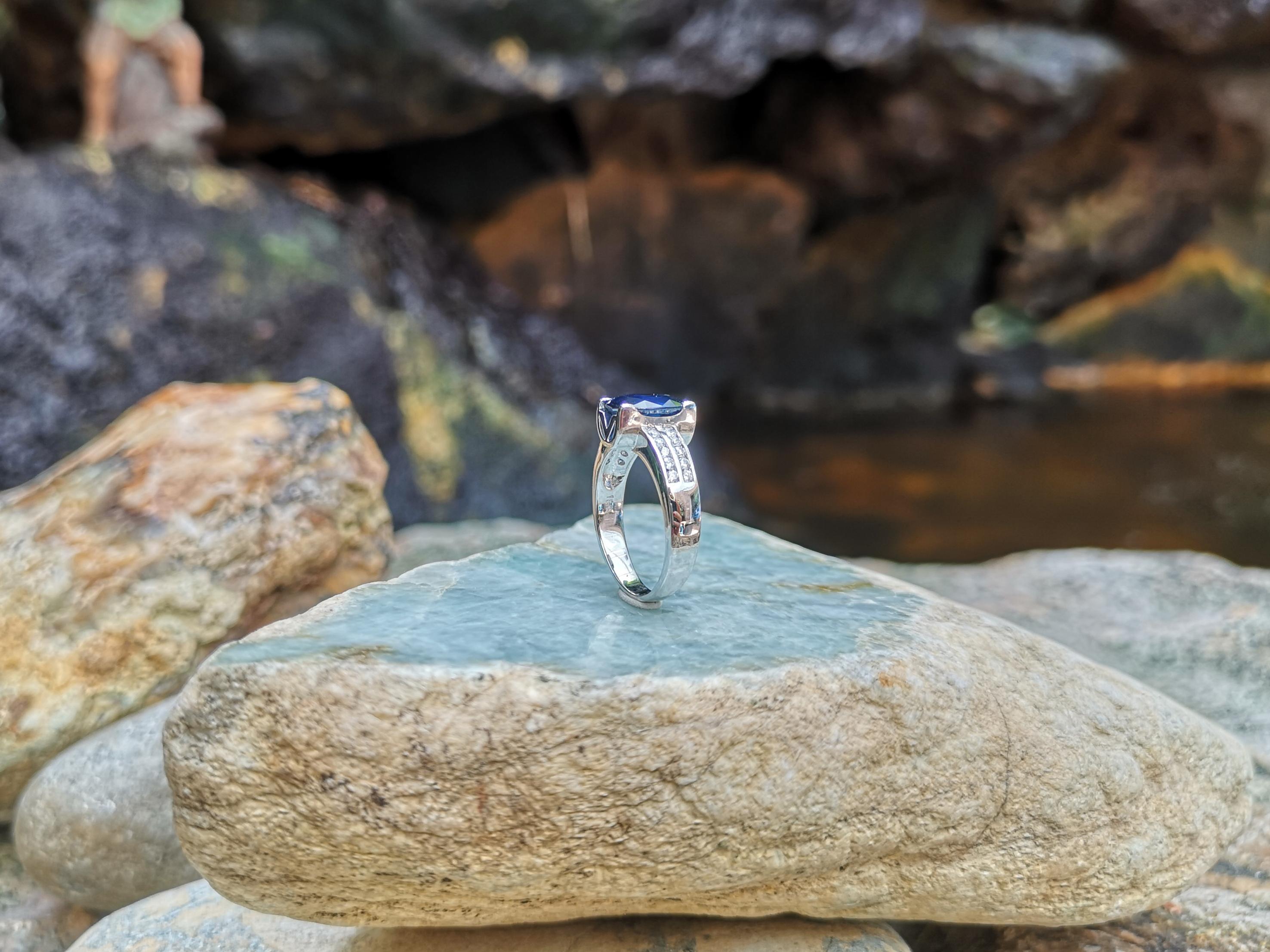 Blauer blauer Saphir mit Diamantring in 18 Karat Weißgoldfassung im Angebot 3