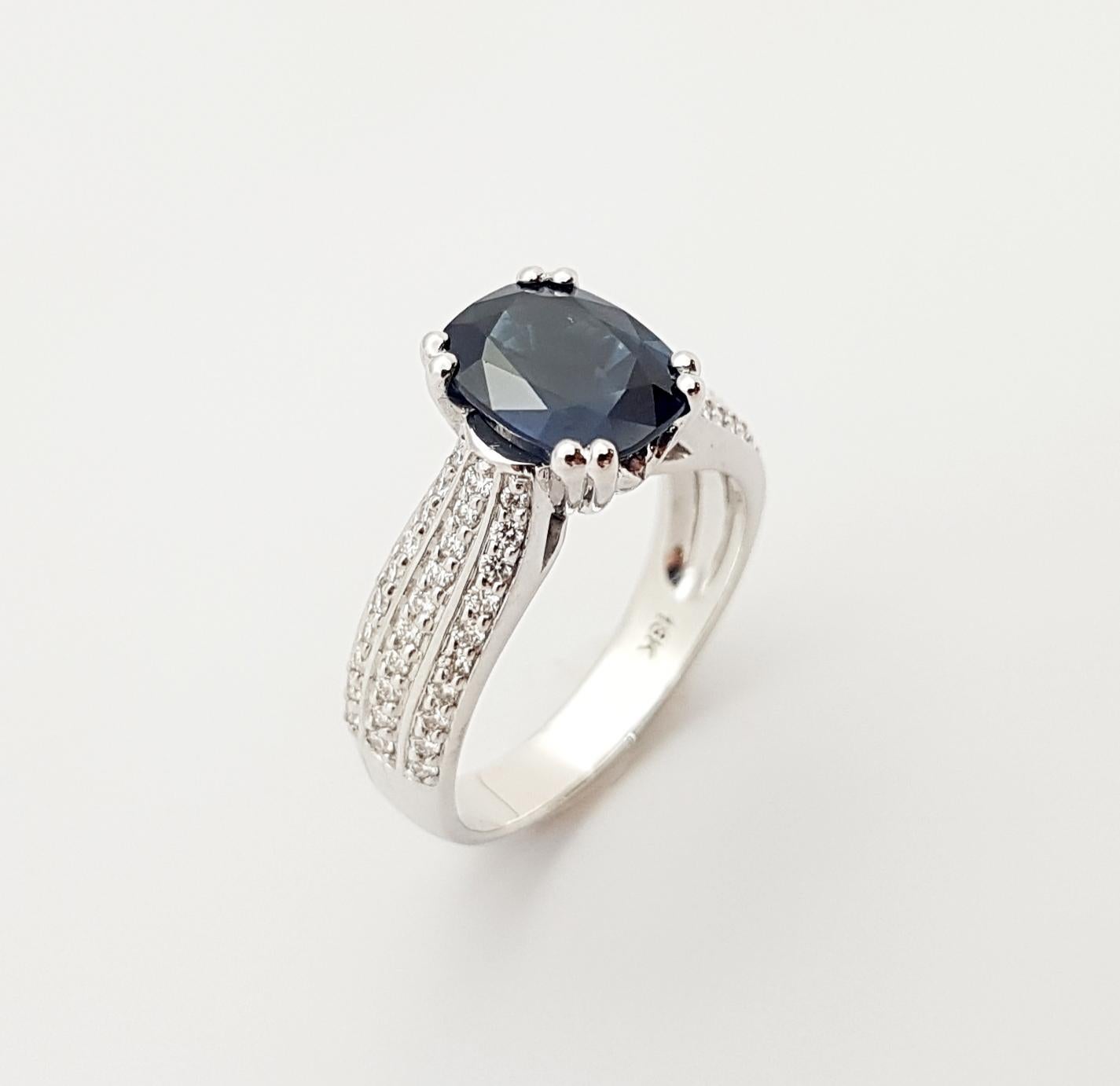 Bague en or blanc 18 carats sertie d'un saphir bleu et de diamants en vente 3