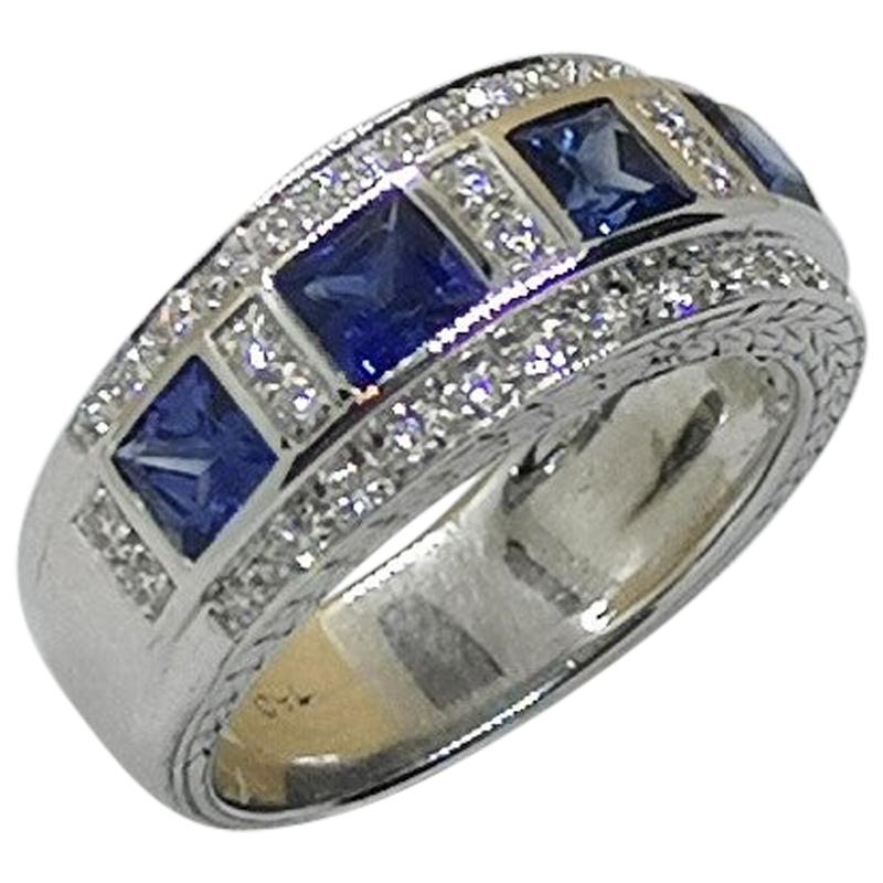 Bague en or blanc 18 carats sertie d'un saphir bleu et de diamants