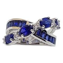 Bague en or blanc 18 carats sertie d'un saphir bleu et de diamants