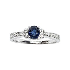 Bague en or blanc 18 carats sertie d'un saphir bleu et de diamants