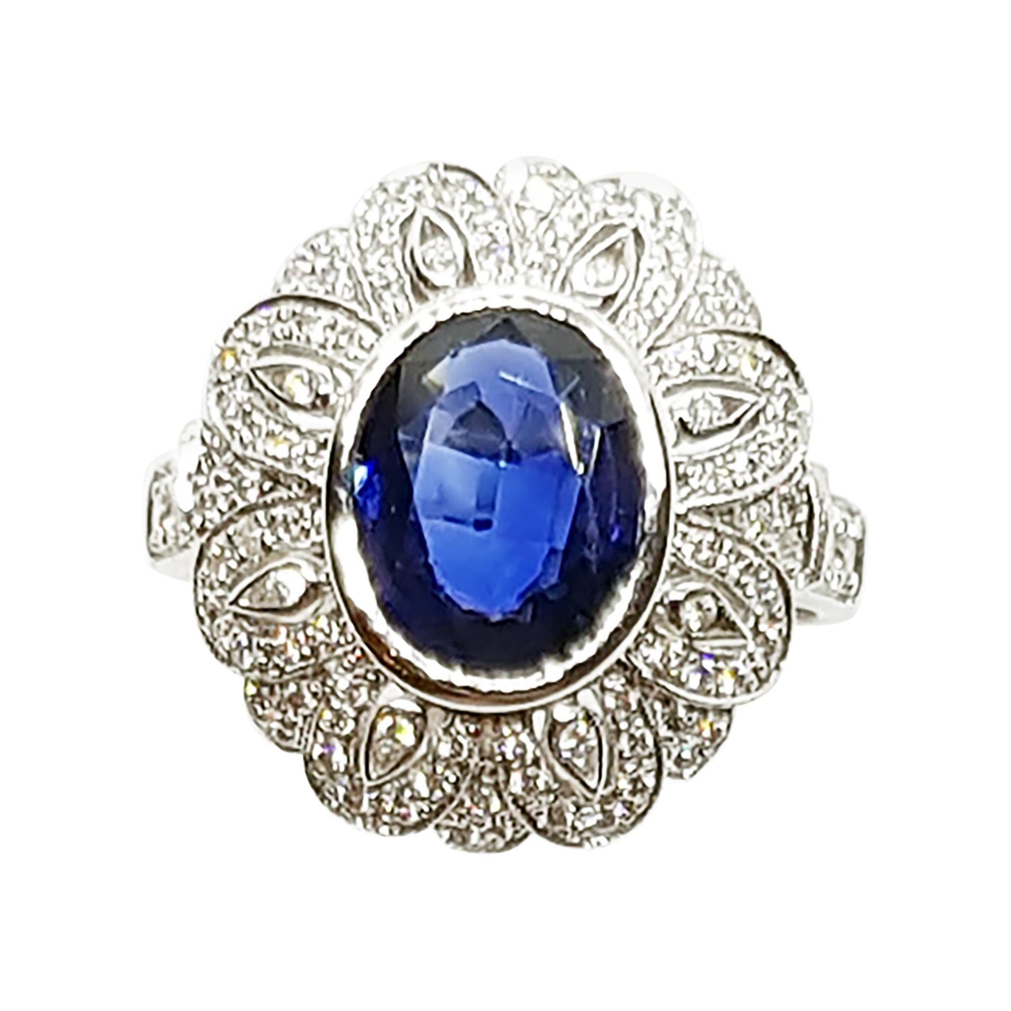 Bague en or blanc 18 carats sertie d'un saphir bleu et de diamants en vente