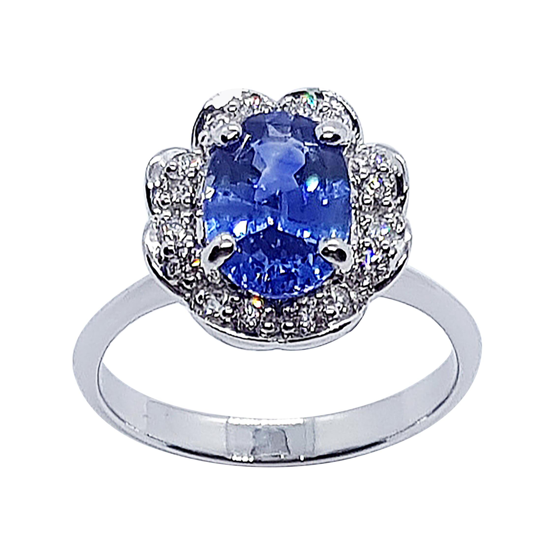 Bague en or blanc 18 carats sertie d'un saphir bleu et de diamants